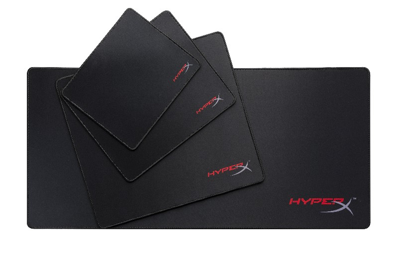 Farklı boyutlarda üç siyah mouse pad, kırmızı bir HYPERX logosuyla.