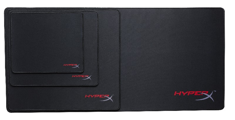 Kırmızı HyperX logosu olan üç siyah mouse pad.