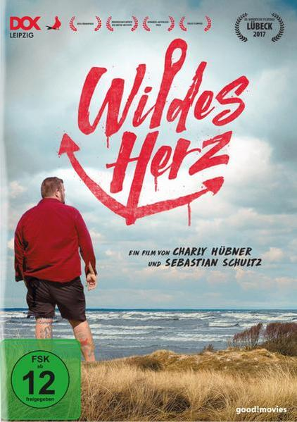 DVD-Cover: Mann im roten Hemd, der aufs Meer blickt, roter Text 'Wildes Herz'.
