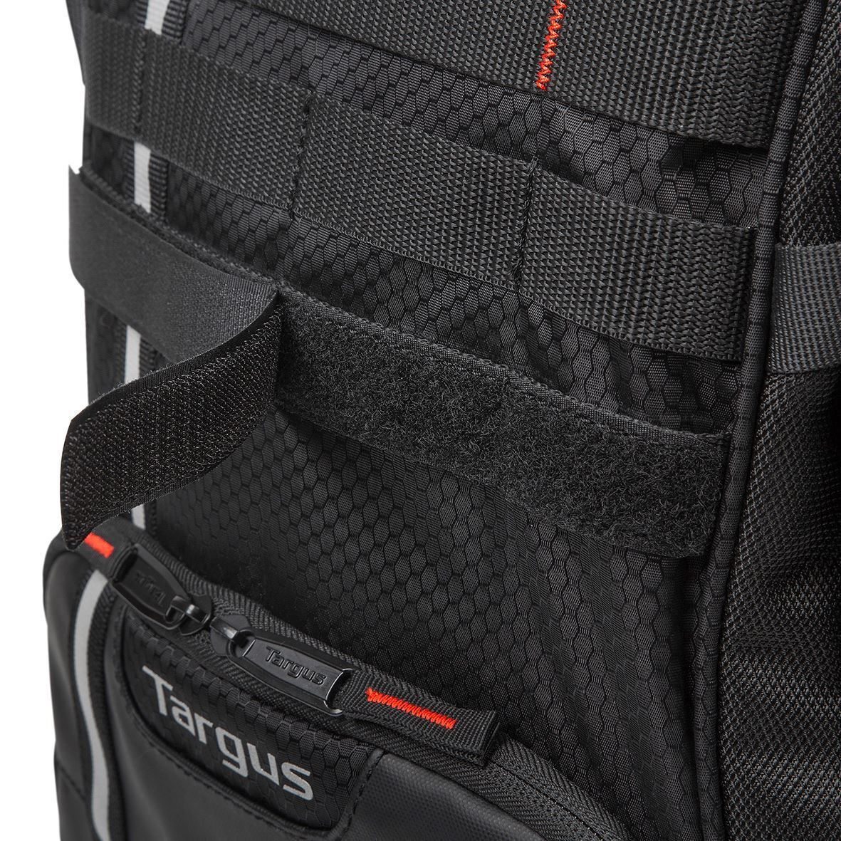 Detail eines schwarzen Rucksacks: Klettverschlüsse, Targus-Logo und ein Reißverschlussfach.