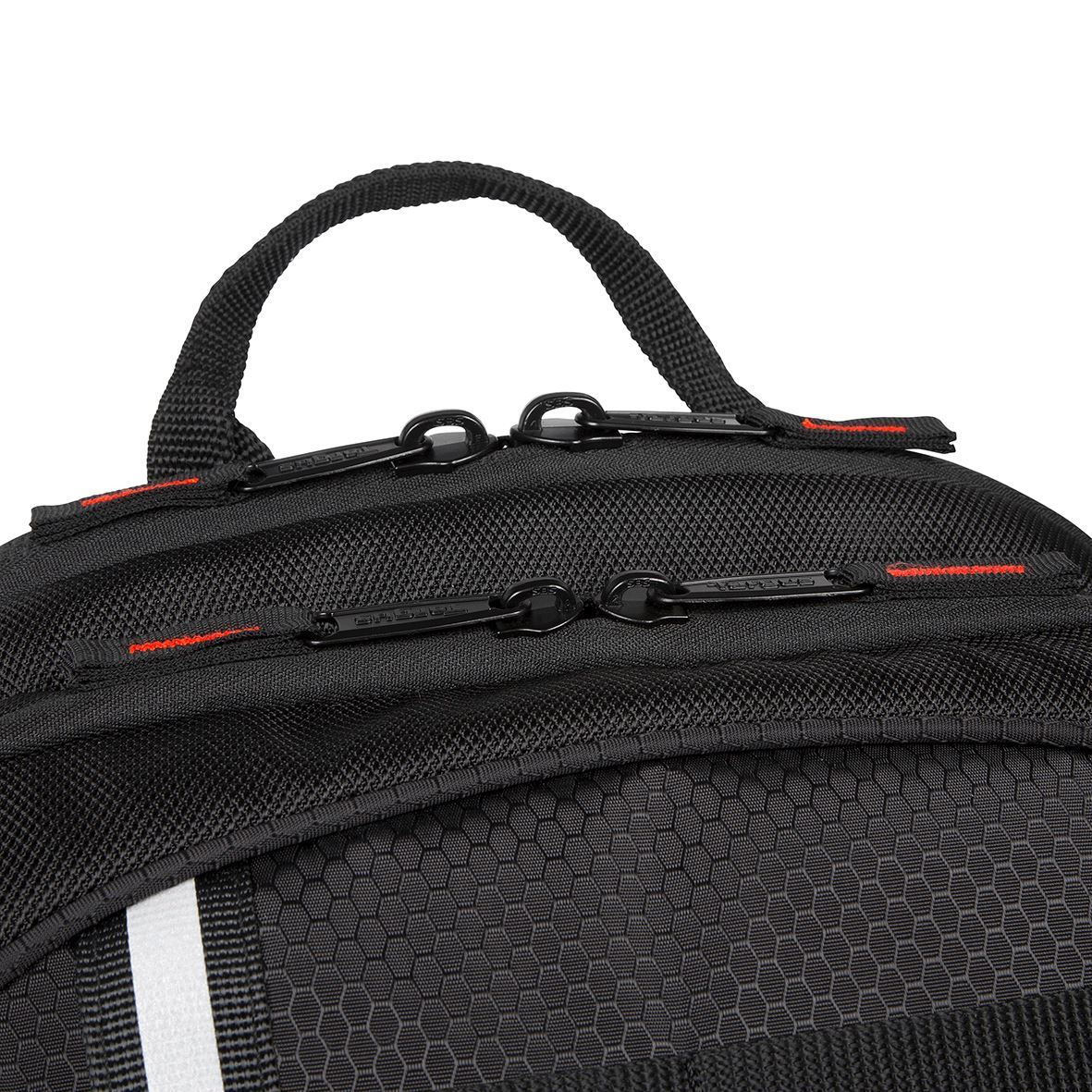 Nahaufnahme eines schwarzen Rucksacks mit roten Akzenten und einem weißen Streifen.