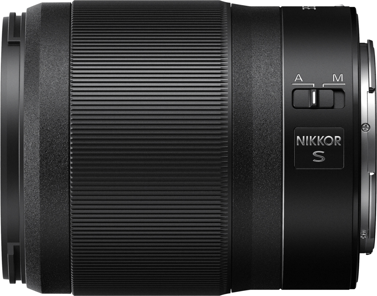Un objectif Nikkor S noir avec un extérieur strié et des interrupteurs de contrôle. Fond : surface blanche.