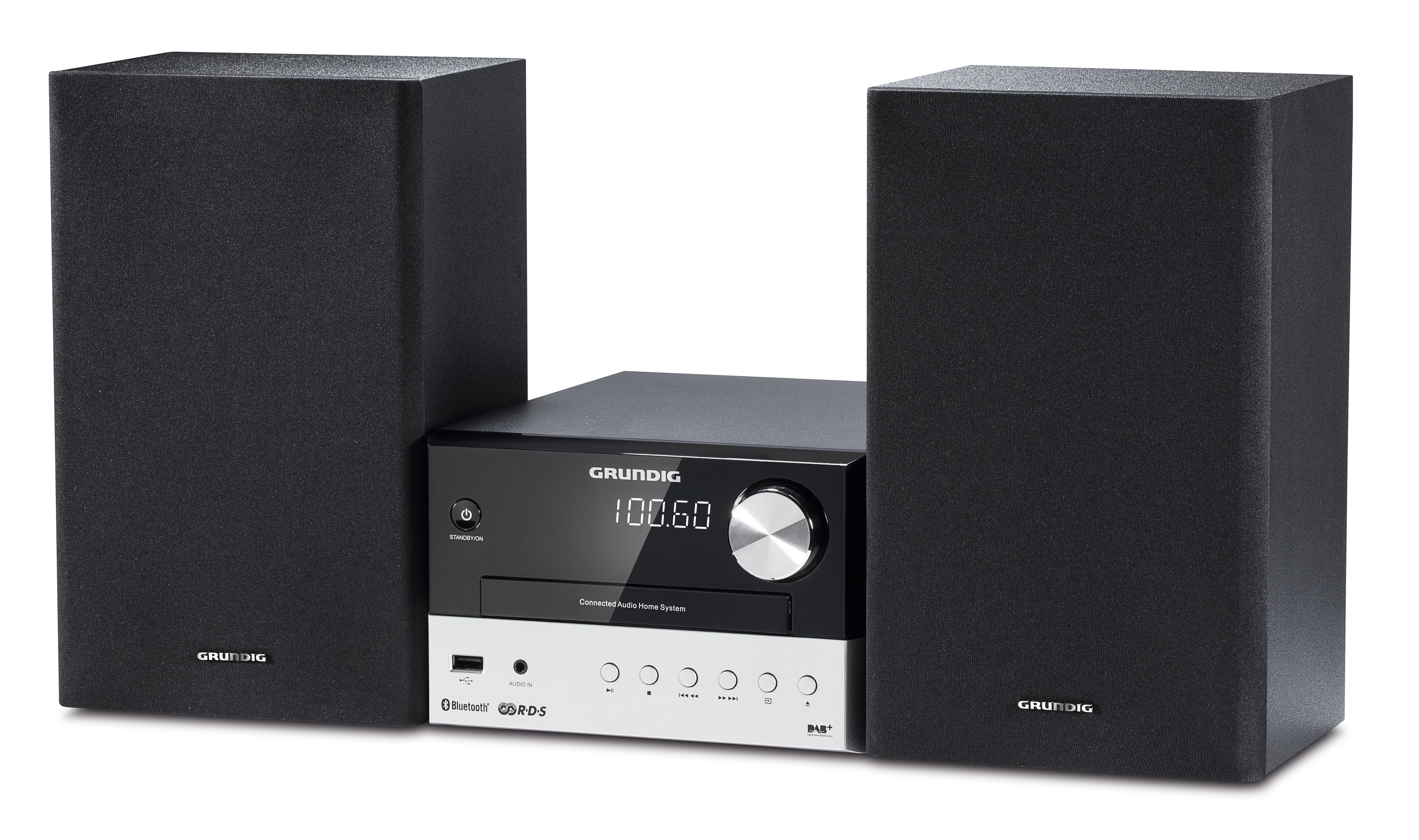 Ein schwarzes Grundig-Stereosystem mit zwei Lautsprechern und einer Zentraleinheit, die eine Radiofrequenz anzeigt.