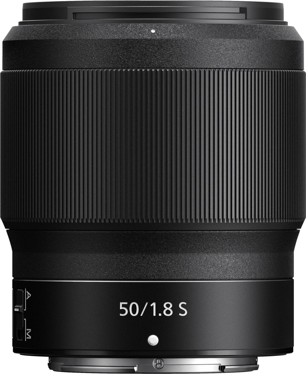 Objectif d'appareil photo noir avec une surface striée. Il contient le texte : 50/1.8 S. La base et le dessus sont lisses.