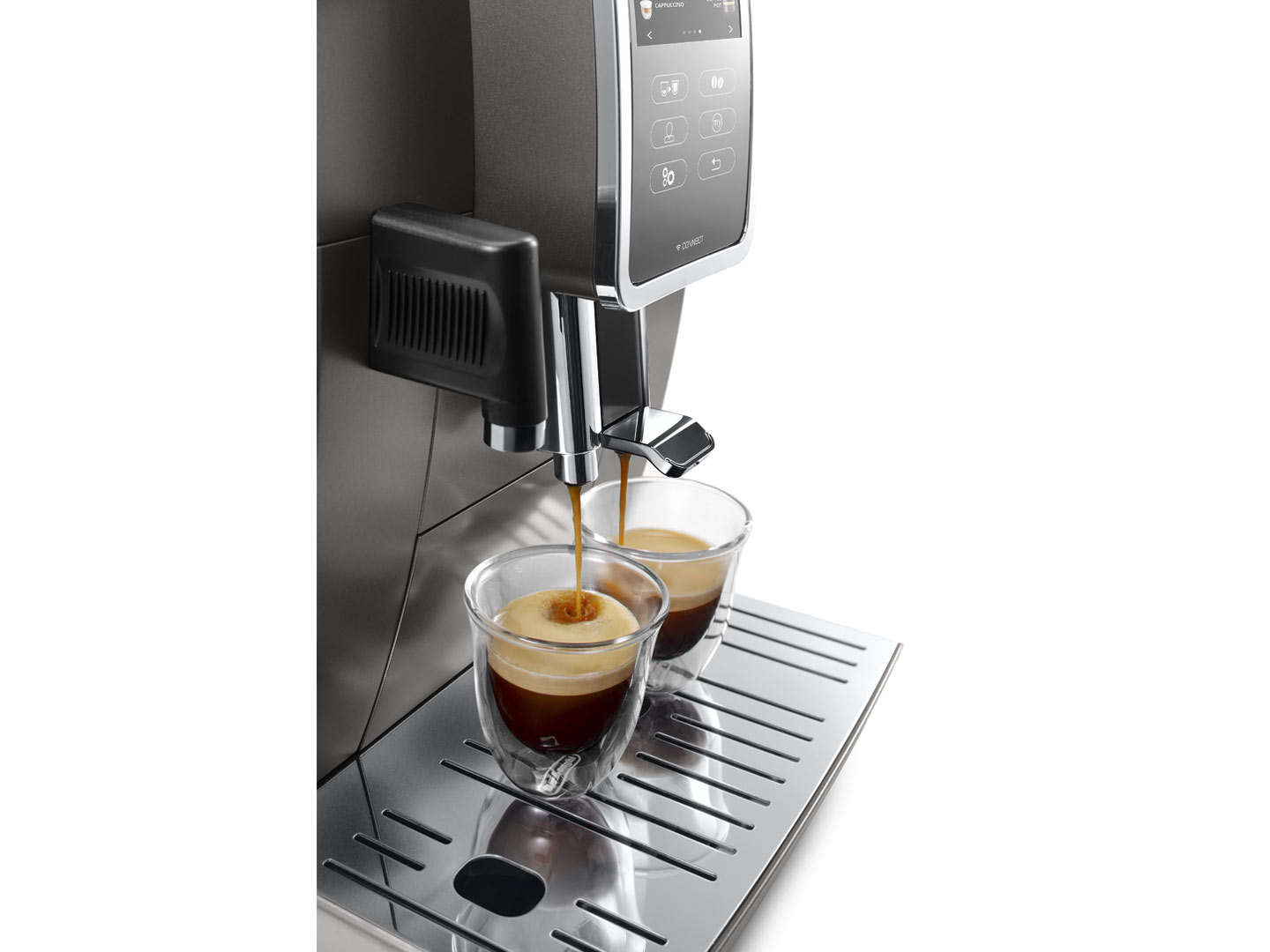Machine à expresso distribuant du café dans deux tasses en verre sur un plateau argenté.