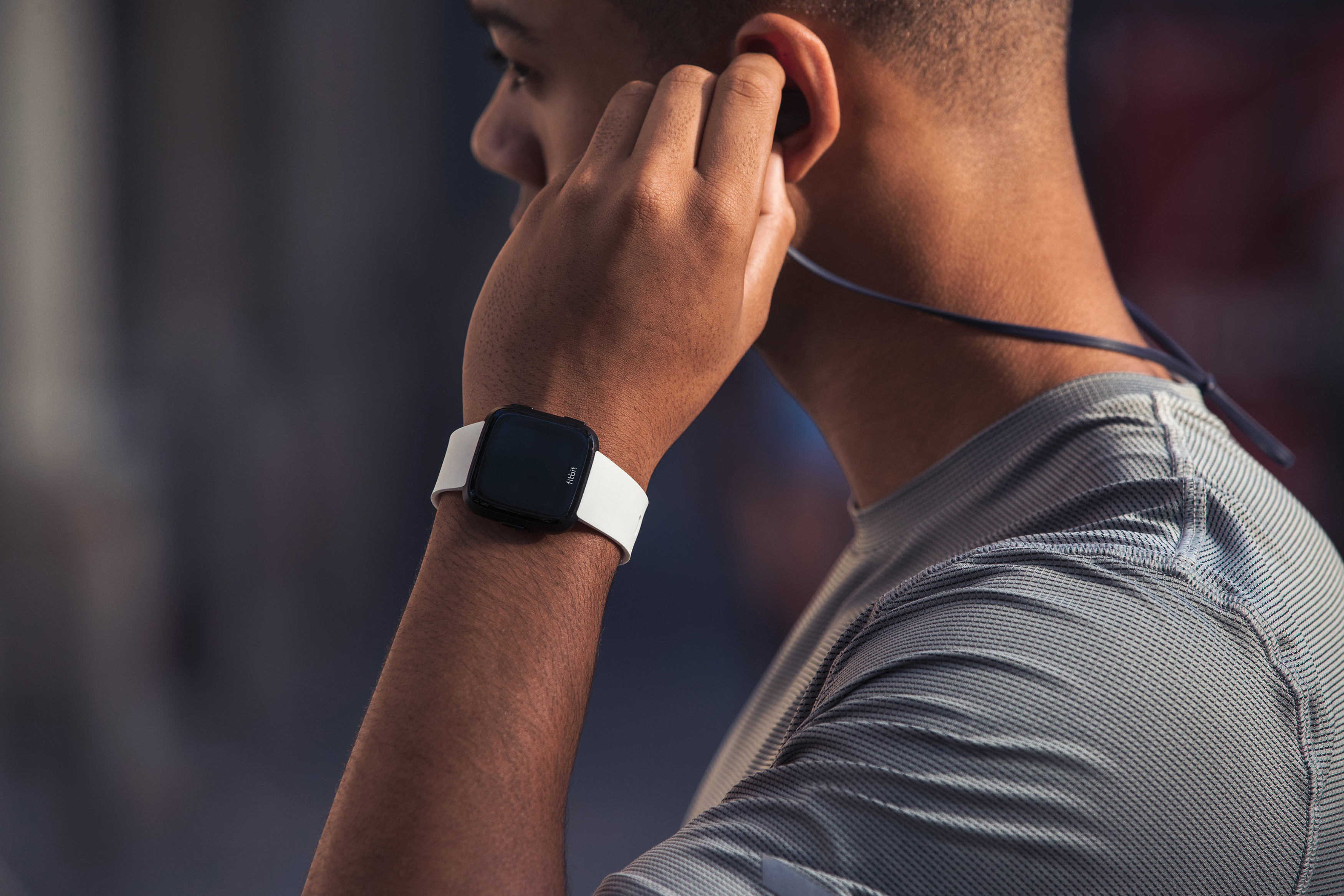 FITBIT Versa Smartwatch Aluminium Kunststoff, S-L, Schwarz/Weiß