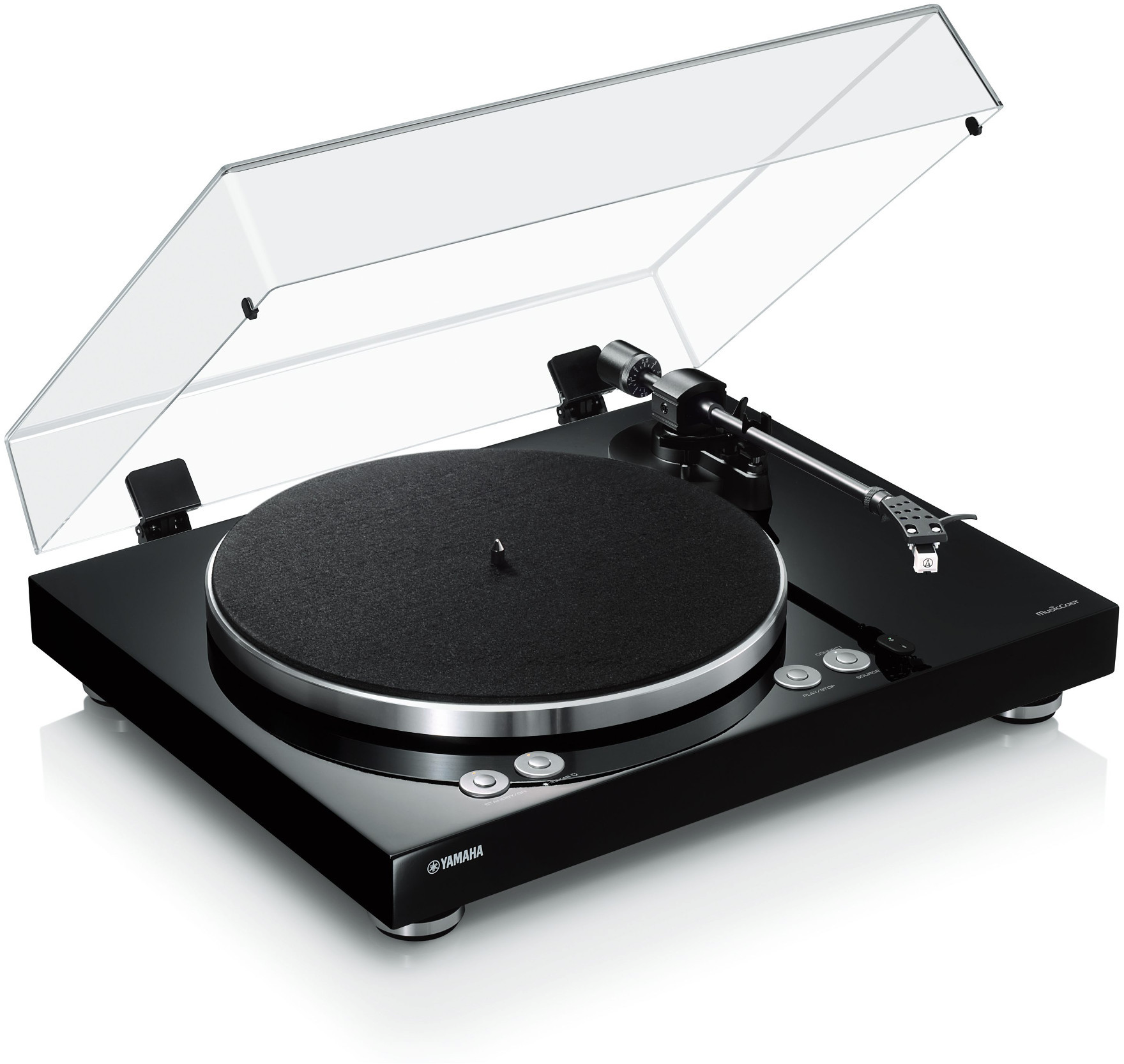 Platine vinyle noire avec un couvercle transparent. Boutons et bras de lecture visibles.