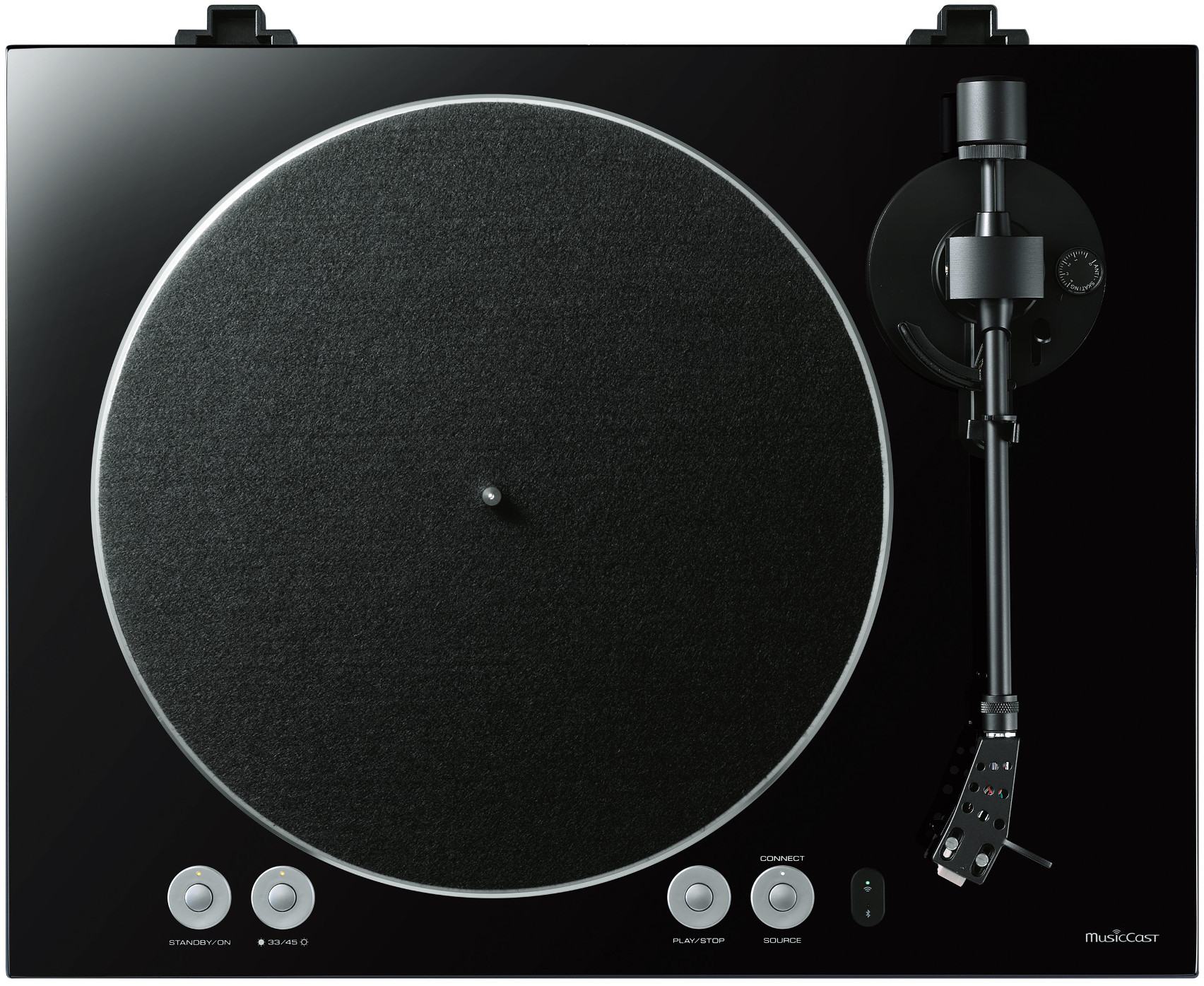 Une platine noire avec un disque noir dessus, avec les commandes à l'avant.