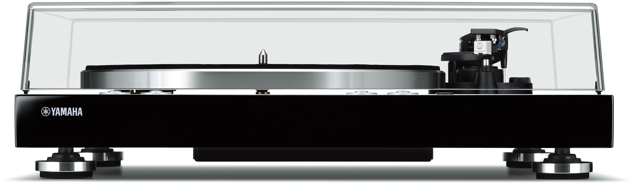 Platine vinyle Yamaha noire avec un couvercle transparent. Le bras de lecture et le plateau sont visibles. Quatre pieds à la base.