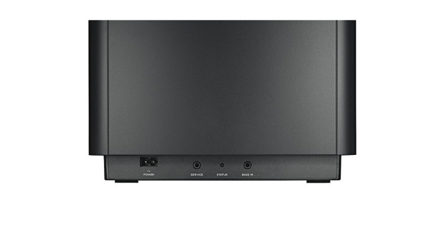 Achteraanzicht van een zwarte subwoofer met stroom-, service-, status- en basisaansluitingen.