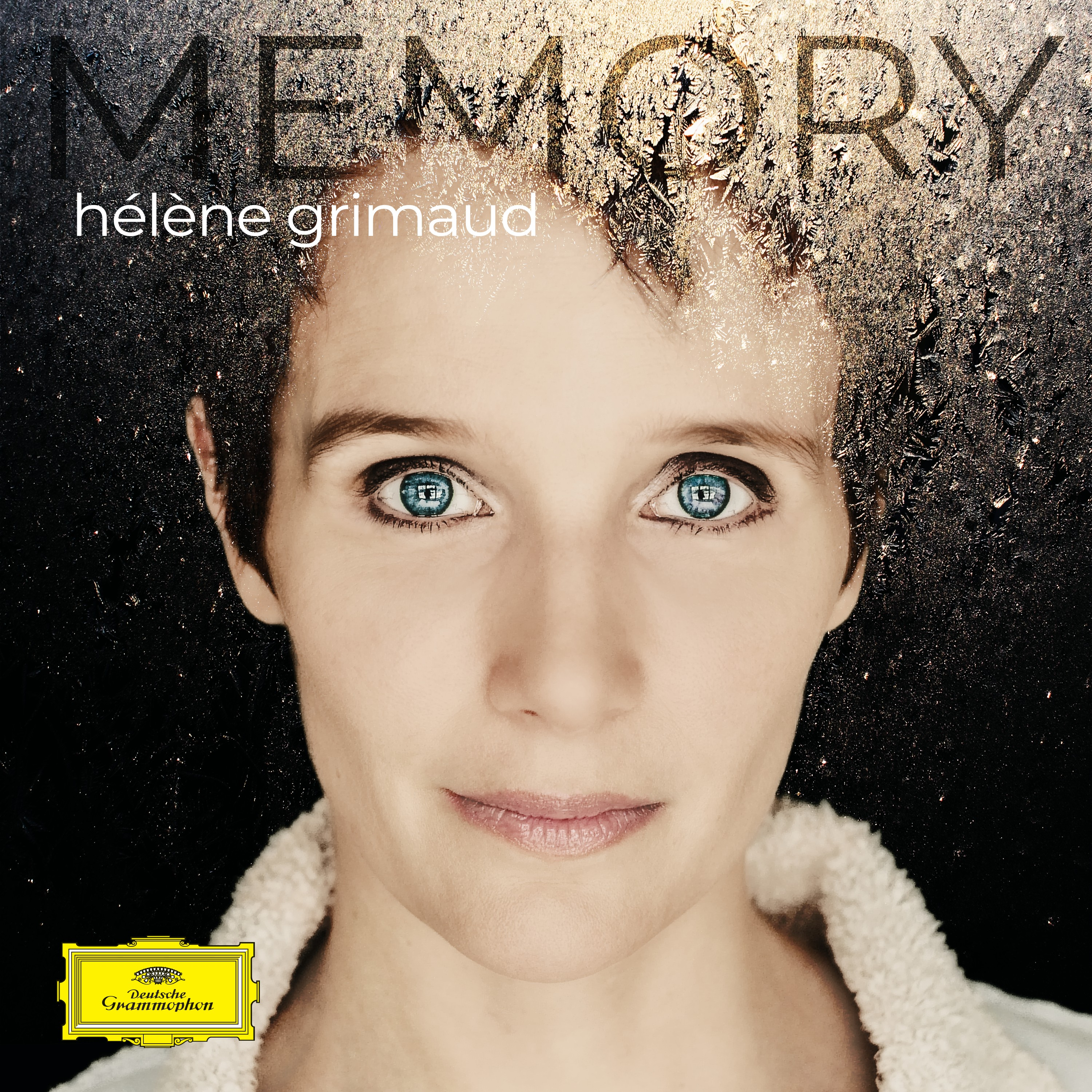 Albumhoes: gezicht van een vrouw met 'MEMORY'-tekst. Ogen scherp met een vorst-effect overlay.