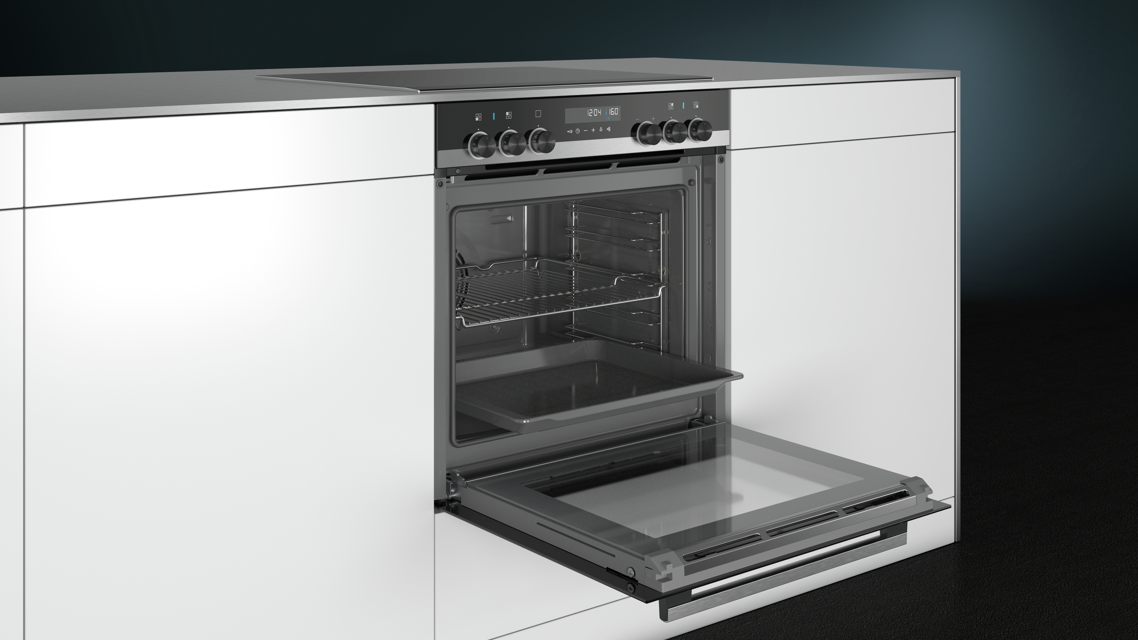 Ein eingebauter Backofen mit offener Tür, zeigt Bleche und Roste. Er befindet sich in einem weißen Küchenschrank.