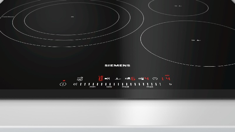 Placa de cocina Siemens negra. Cuatro quemadores circulares con pantalla digital.