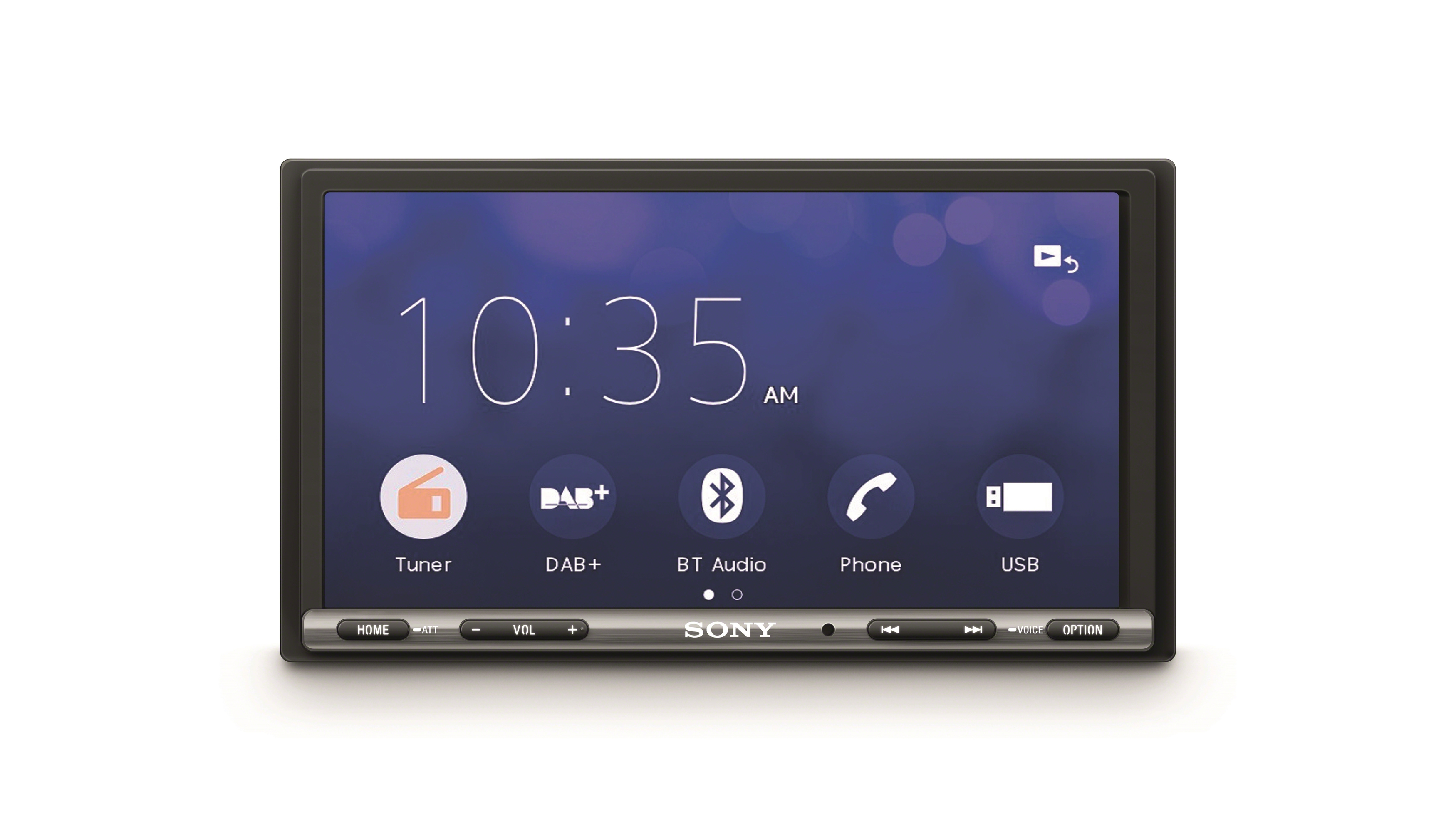 Autoradio-Bildschirm, der die Uhrzeit anzeigt, mit Symbolen für Tuner, DAB, Bluetooth, Telefon und USB.