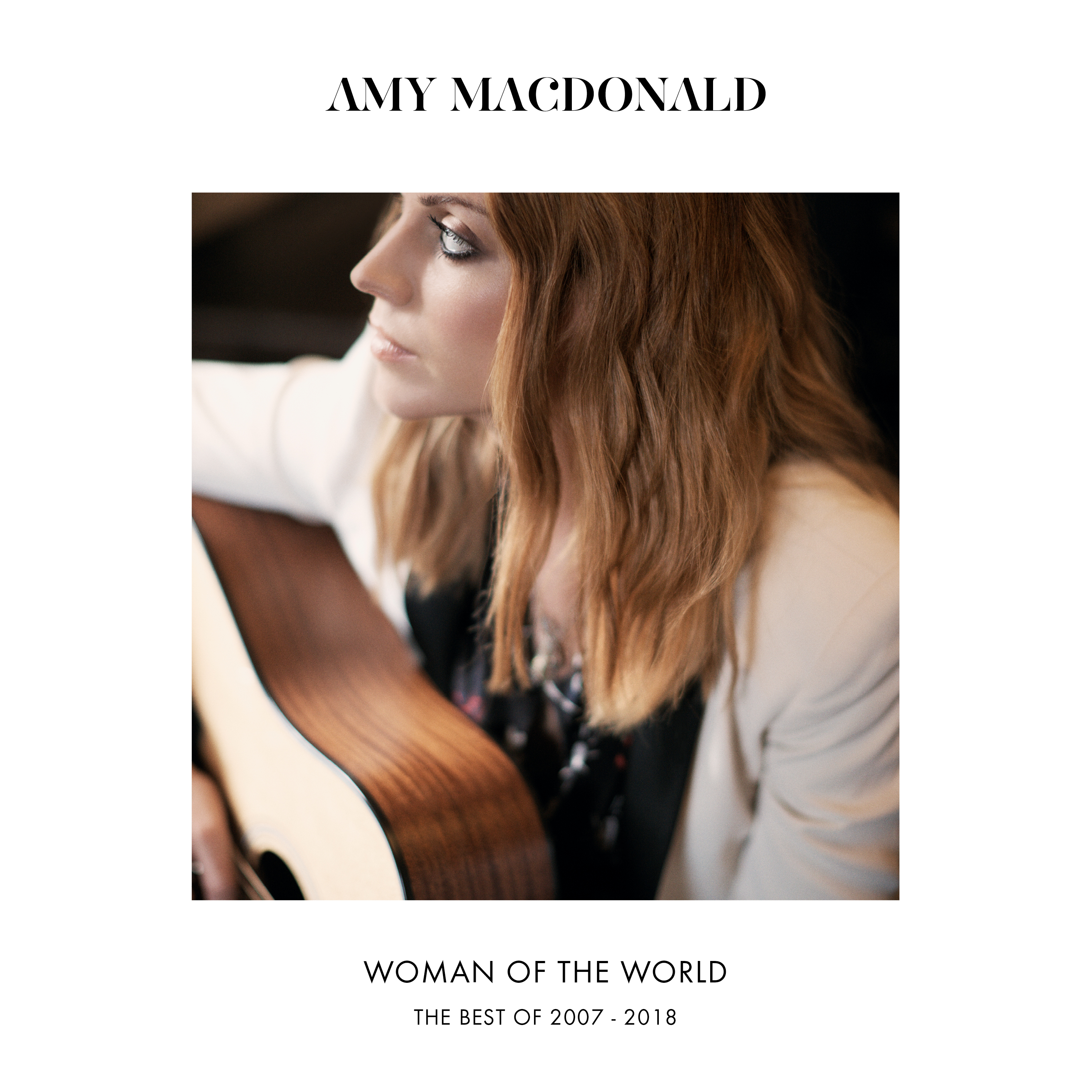 Albumcover, Frau mit Gitarre, weißer Hintergrund. Titel 'Woman of the World' von Amy Macdonald.
