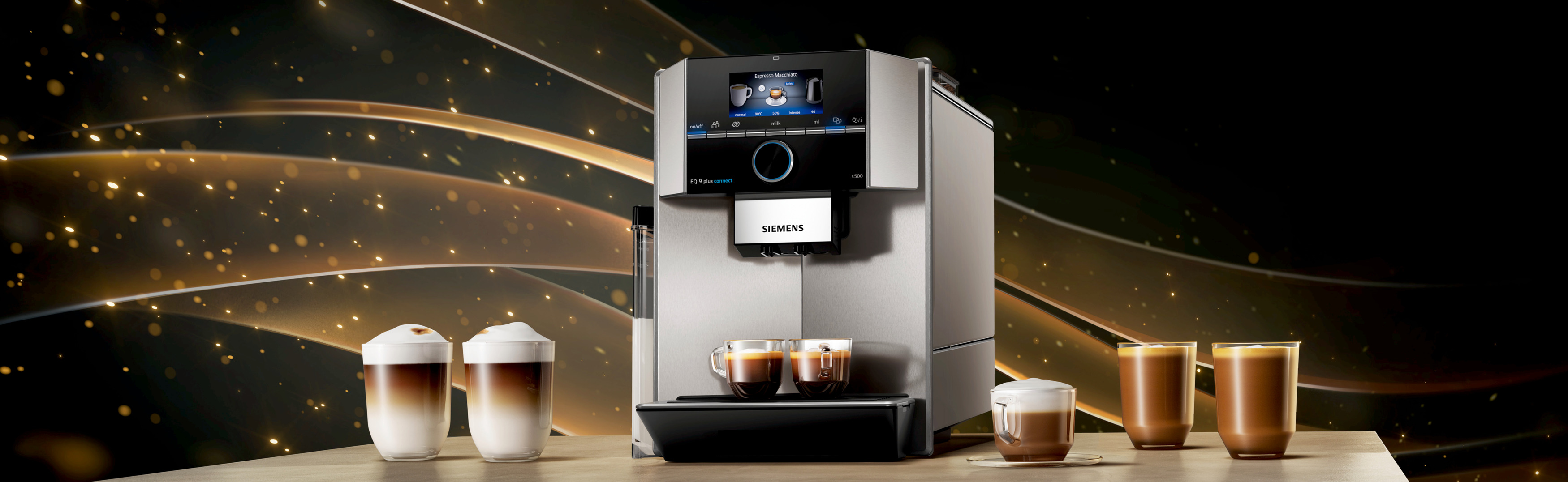 Eine Siemens Kaffeemaschine mit Display, Kaffeetassen und verschwommenem Hintergrund mit Lichtern.