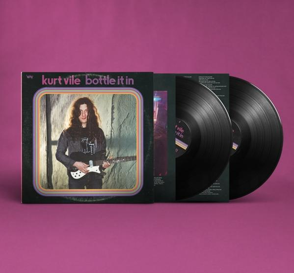 Vinyl-Schallplattenalbumcover mit einem Mann, der Gitarre spielt. Albumtitel ist 'Bottle it in' von Kurt Vile. Zwei Schallplatten sichtbar.
