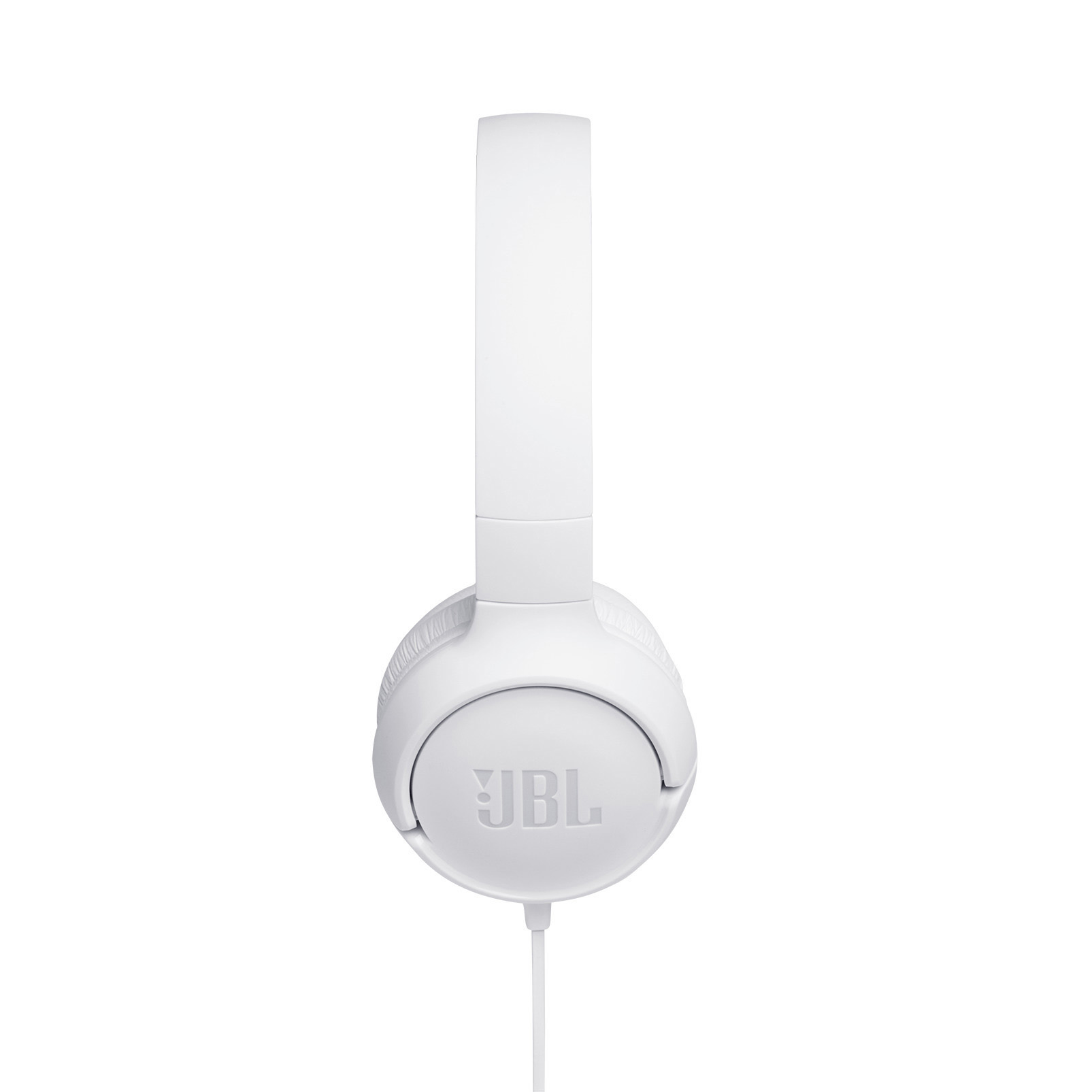 Weiße JBL-Kopfhörer auf weißem Hintergrund, mit sichtbarigem JBL-Logo.