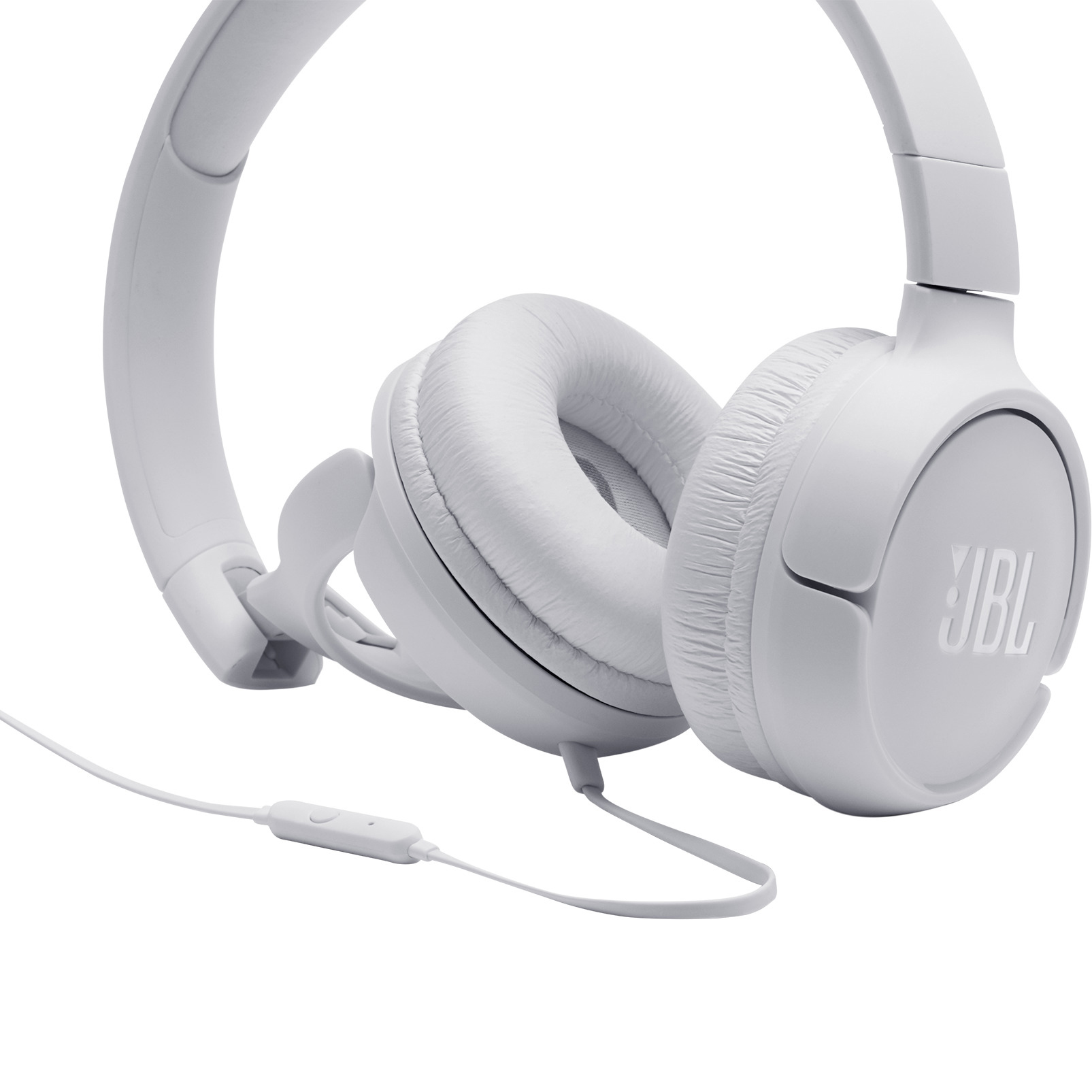 Weiße JBL Kopfhörer. Over-Ear-Stil mit Kabel und Steuerungsknopf. Weiß auf weißem Hintergrund.