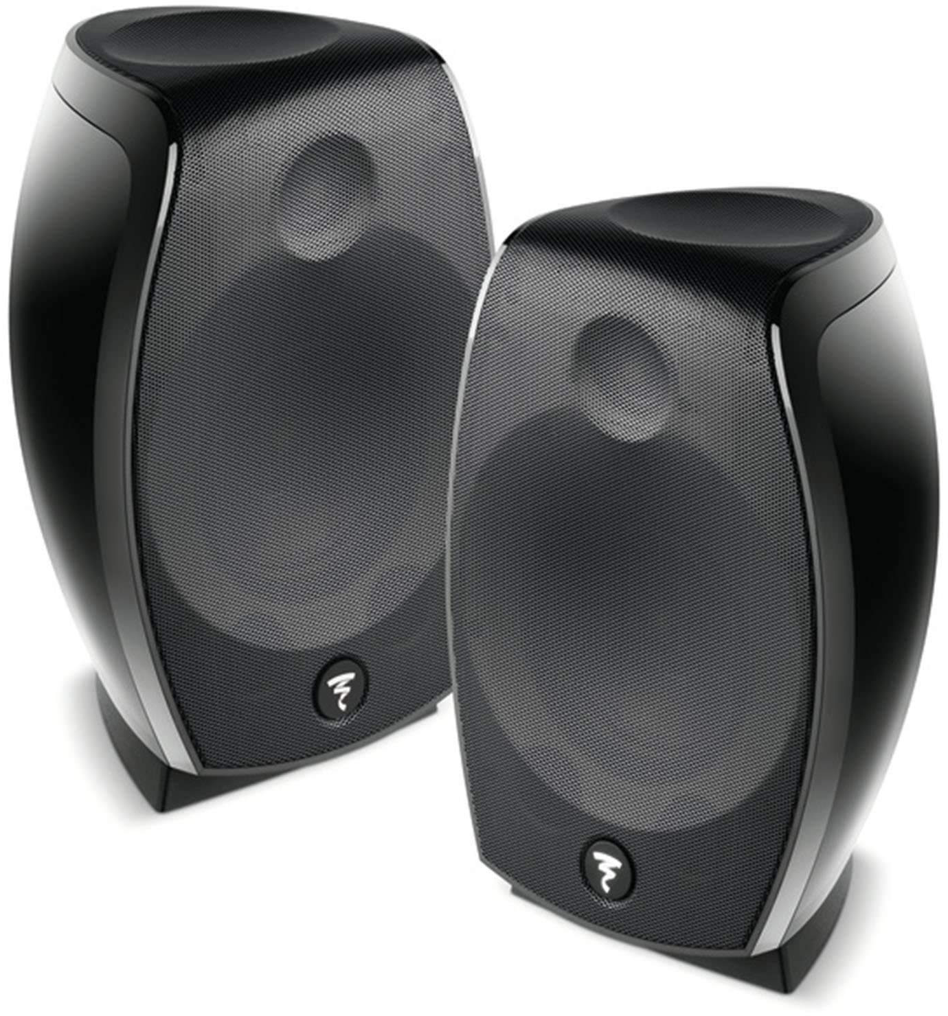 Két fekete hangszóró rácsos előlappal, fehér felületen. Mindegyik hangszórón egy kis logó található.