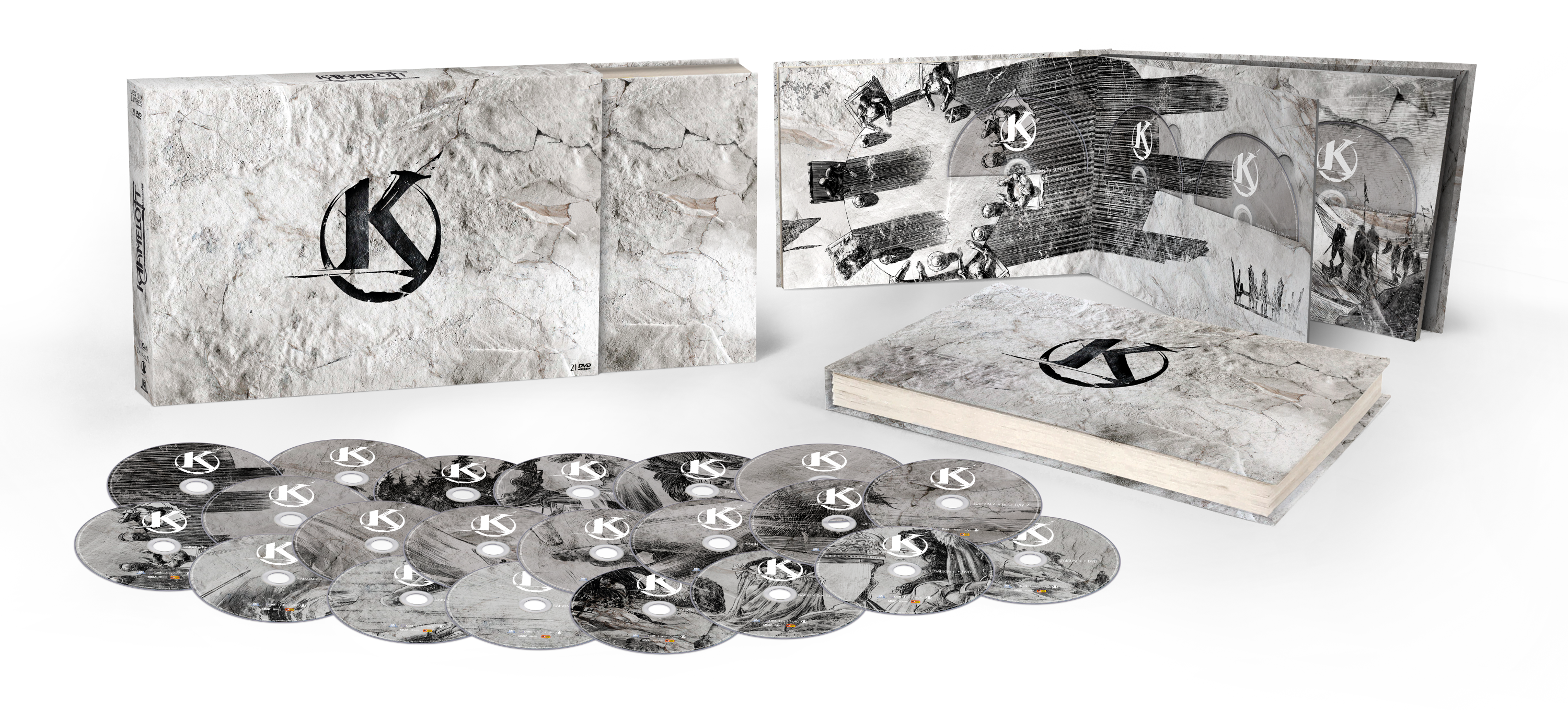 Une collection de CD, un livre et une boîte avec une surface blanche texturée. La lettre K est visible sur les articles.