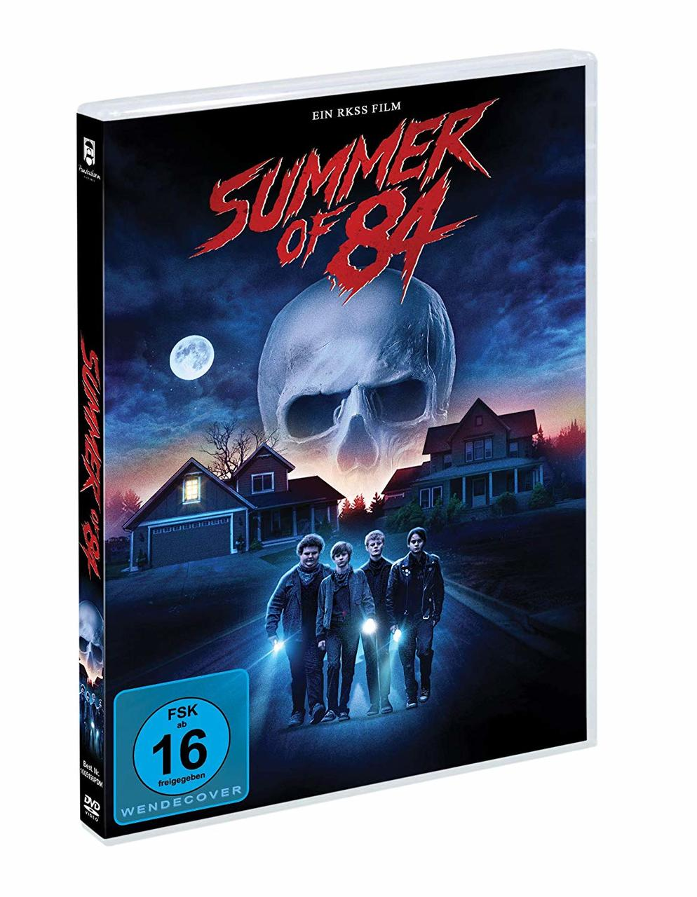 DVD-Cover für Summer of 84. Mit einem Schädel, Häusern und vier Jungen auf einer Straße unter Mondlicht.