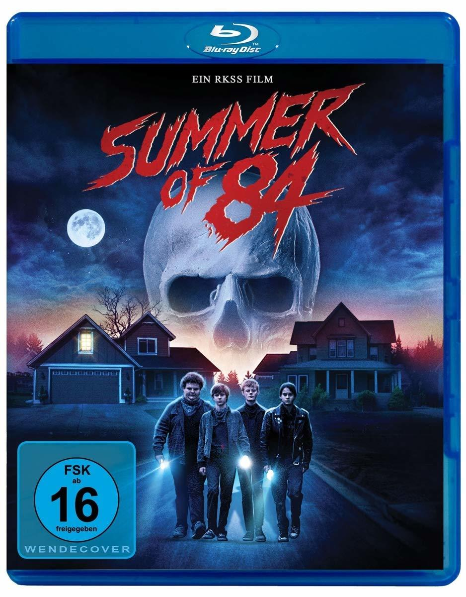 Blu-ray-Cover von 'Summer of 84'. Zeigt einen Schädel, vier Jungen mit Taschenlampen, Häuser und einen blauen Himmel.