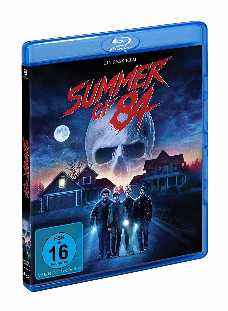 Blu-ray-Cover von 'Summer of 84'. Vier Jungen gehen mit Taschenlampen auf den Betrachter zu, im Hintergrund ein Schädelbild.