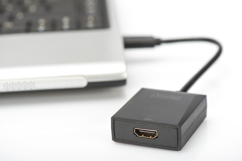 Schwarzer HDMI-Adapter, der an einen Laptop angeschlossen ist. HDMI-Anschluss sichtbar.