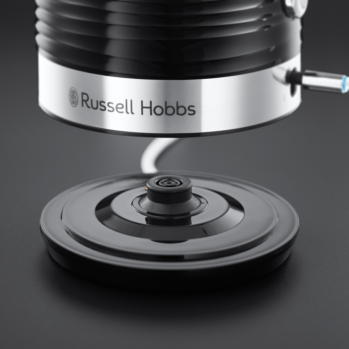 Közelkép egy fekete-ezüst Russell Hobbs vízforralóról. Alap és fényes sáv.