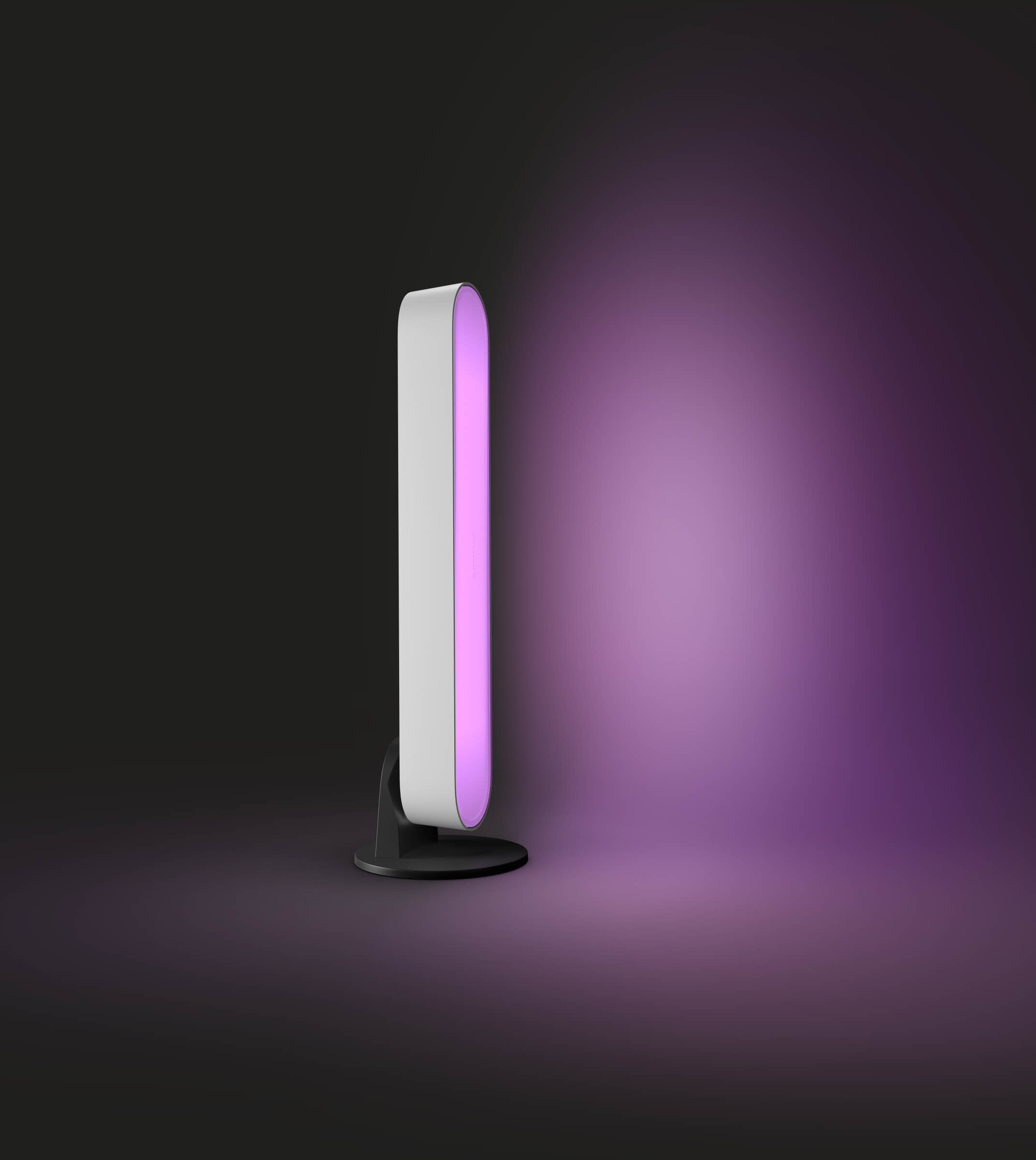 Witte en grijze lamp met een paarse gloed. Zwarte basis tegen een donkere achtergrond.
