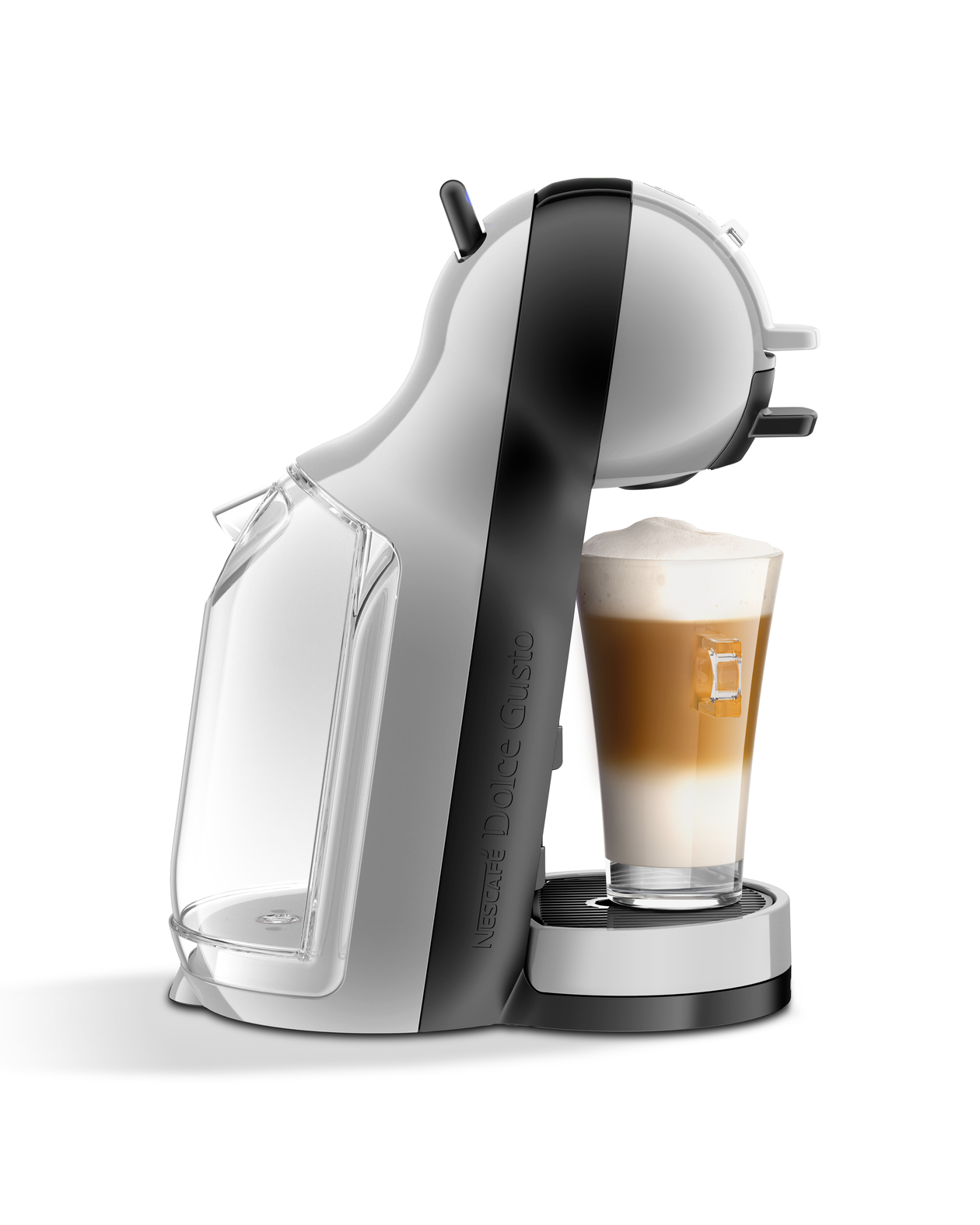 Witte en grijze koffiemachine. Een glas gelaagde koffie staat ernaast, op een wit oppervlak.