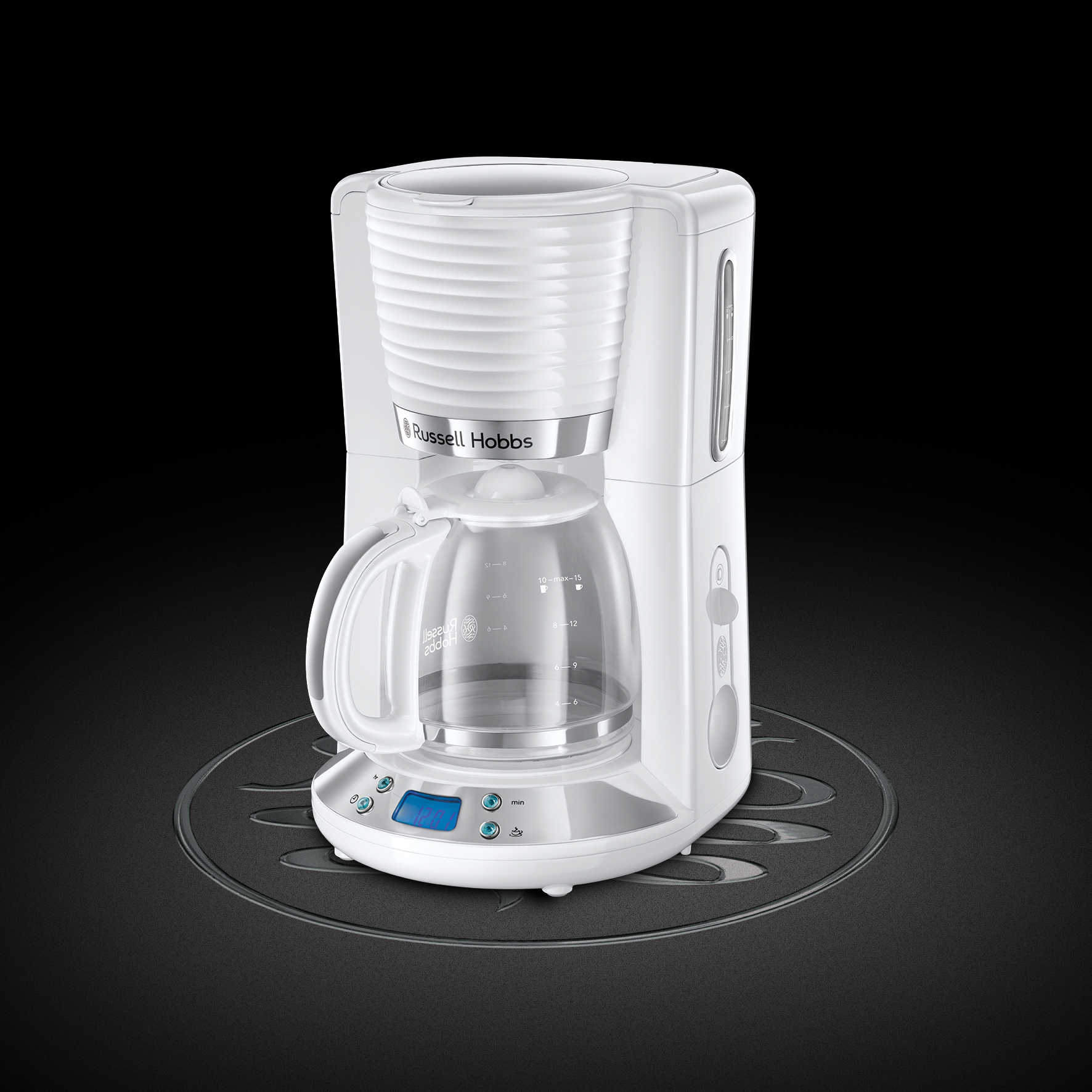 Egy fehér Russell Hobbs kávéfőző fekete felületen. Egy kék kijelző van elöl.