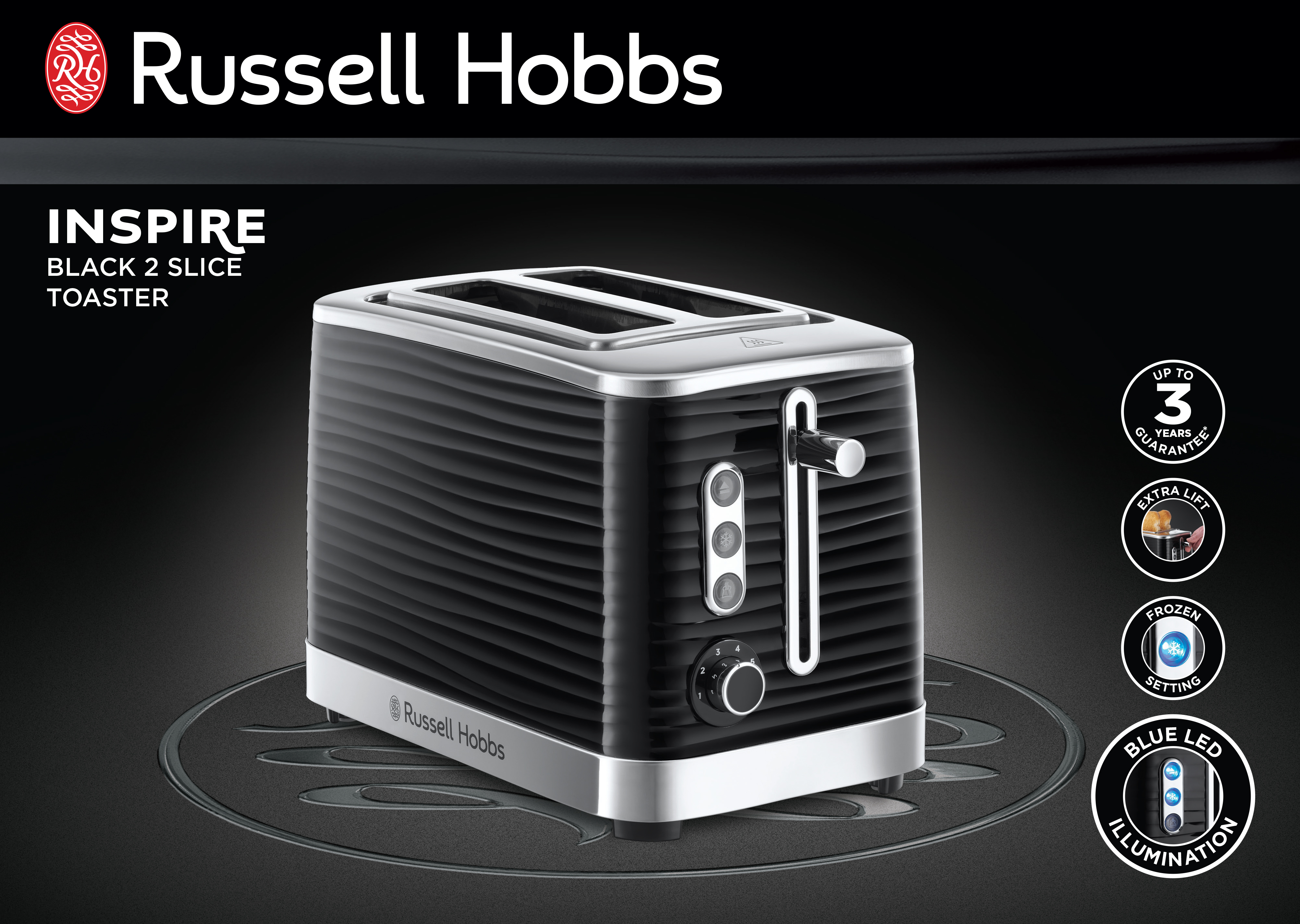 Fekete Russell Hobbs kenyérpirító. Bordázott oldalak, ezüstszínű díszítések és két nyílás. Fekete háttér.