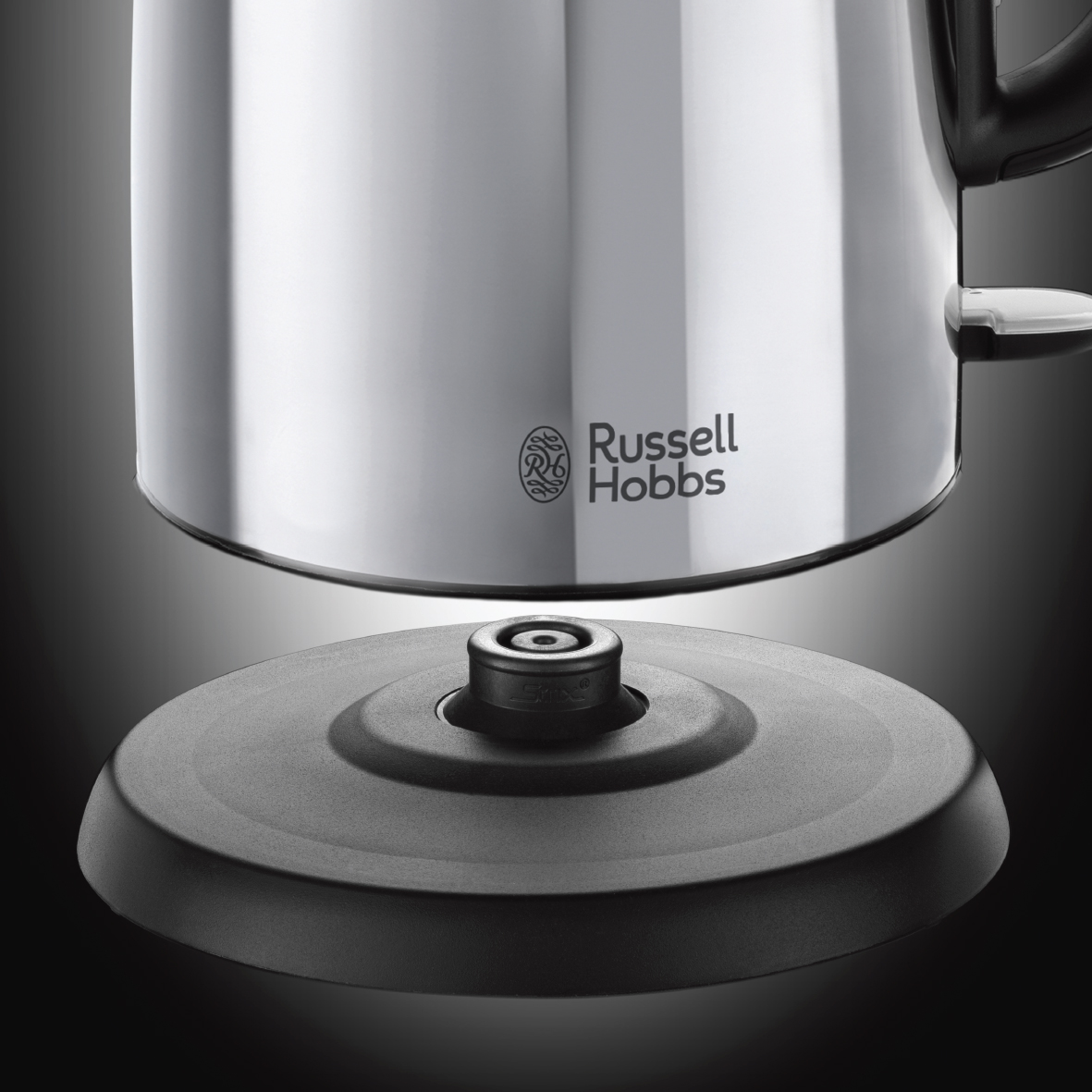 Ezüst és fekete Russell Hobbs vízforraló fekete alapon. A vízforralón a márkanév látható.
