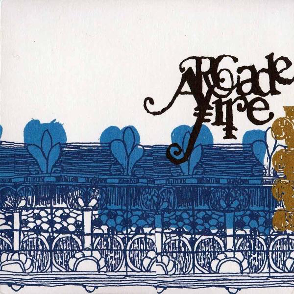 Albumcover mit blauem Blumenmuster, weißem Hintergrund und Text "Arcade Fire".