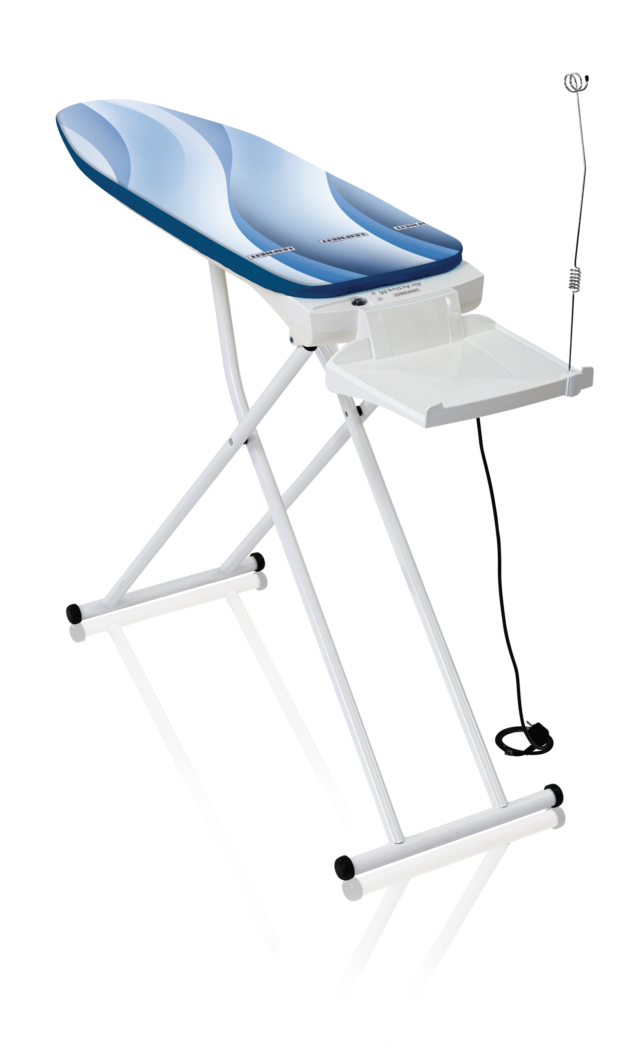 Weißes Bügelbrett mit blauem Wellenmuster. Mit kleinem Tablett und Bügeleisenablage.