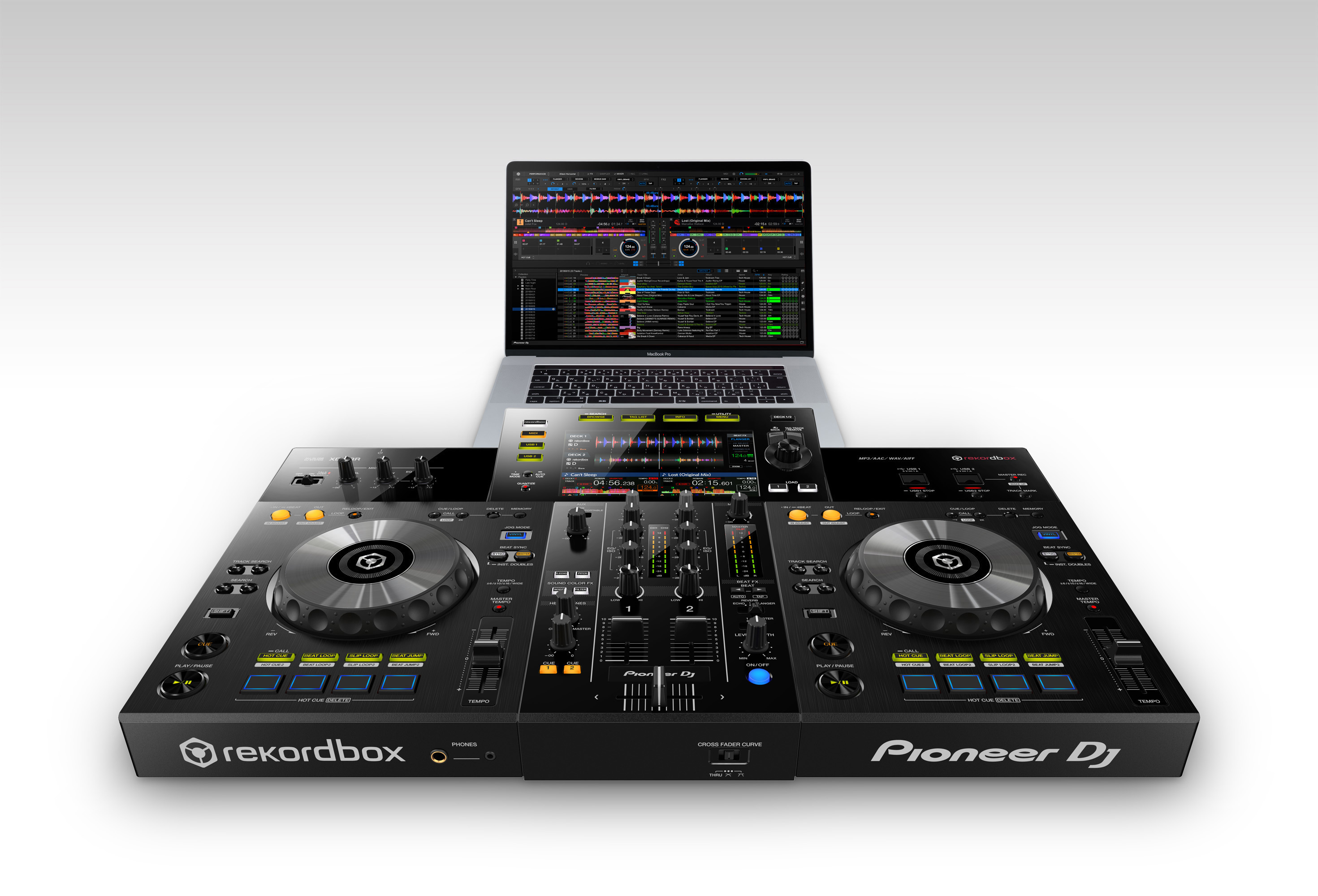 Ein DJ-Setup mit Laptop, der Musiksoftware zeigt, und einem Mischpult.