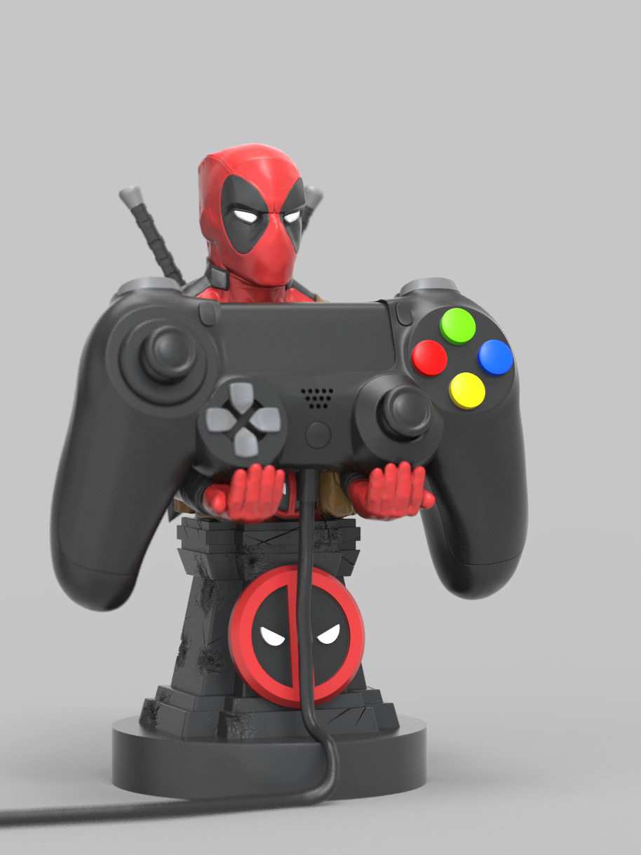 Deadpool-Figur hält einen schwarzen Game-Controller auf einem Ständer. Ständer mit Deadpool-Logos.