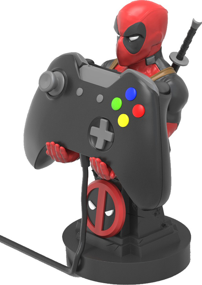 Deadpool-Figur, die einen schwarzen Controller hält, rote und schwarze Basis mit Logo.