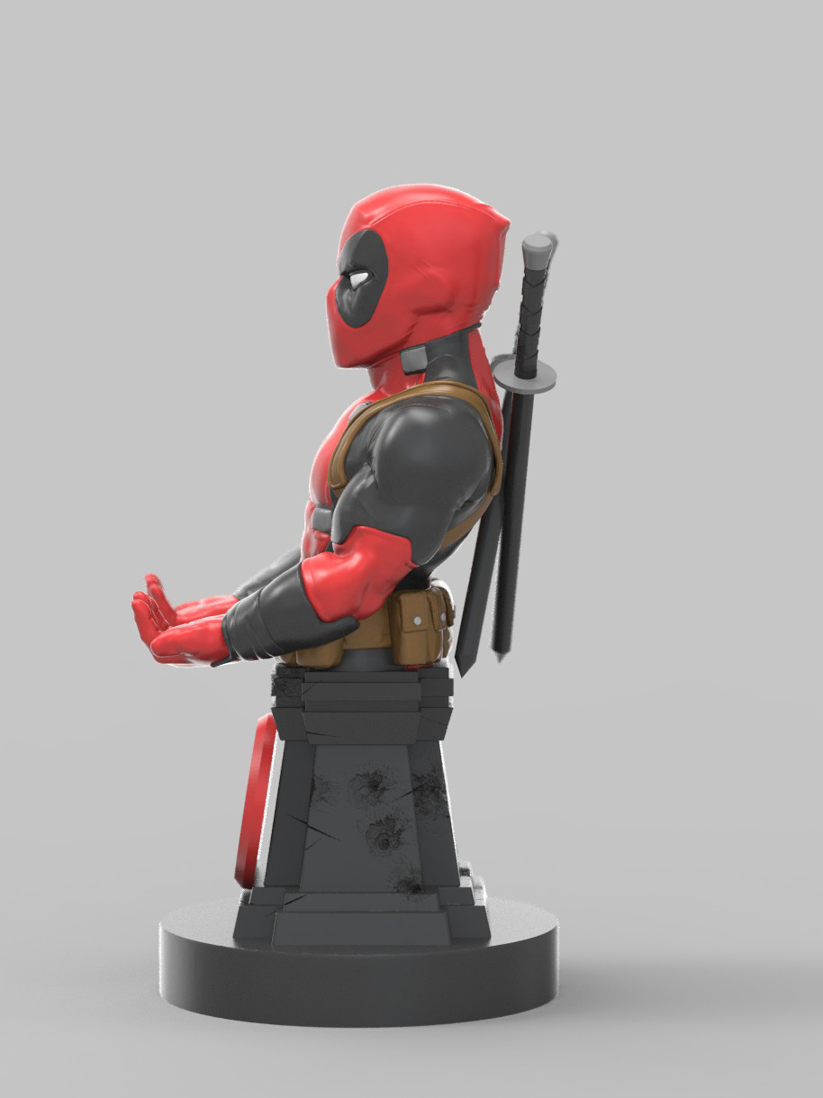 Deadpool-Statue, rot-schwarzer Anzug, auf Sockel stehend. Der Hintergrund ist grau.