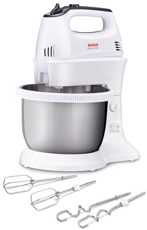 Fehér Tefal Quick Mix mixer három tartozékkal. A mixer egy rozsdamentes acél tál fölött helyezkedik el.