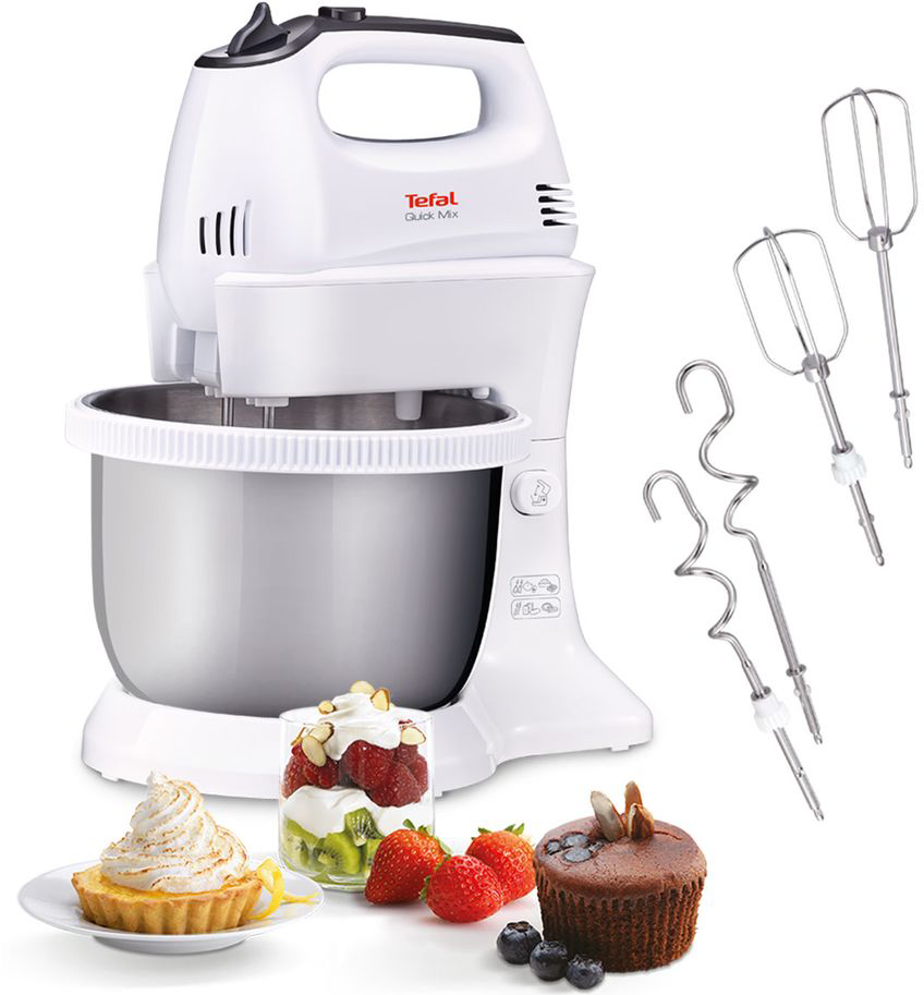 Fehér Tefal Quick Mix kézi mixer tartozékokkal, sütemény, pite és gyümölcsdesszertek.
