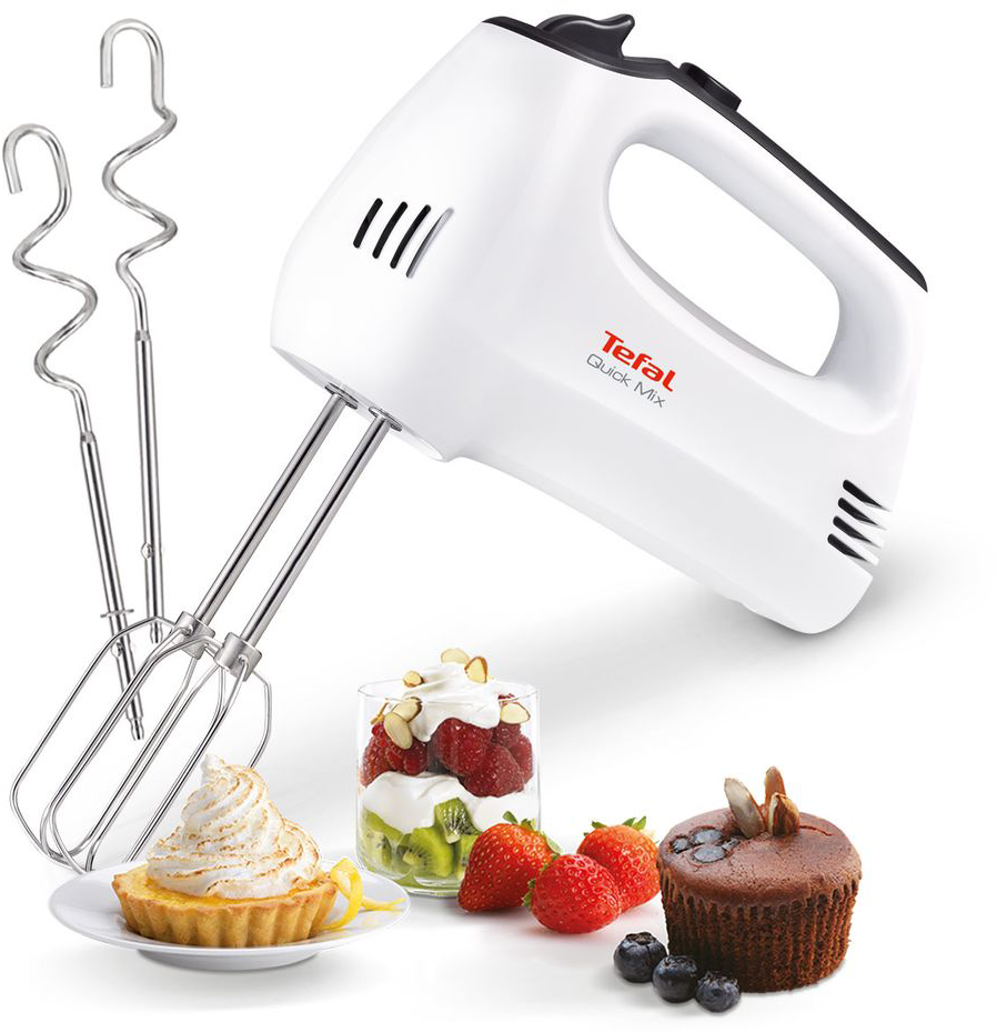 Fehér kézi mixer tartozékokkal és desszertekkel fehér háttéren.