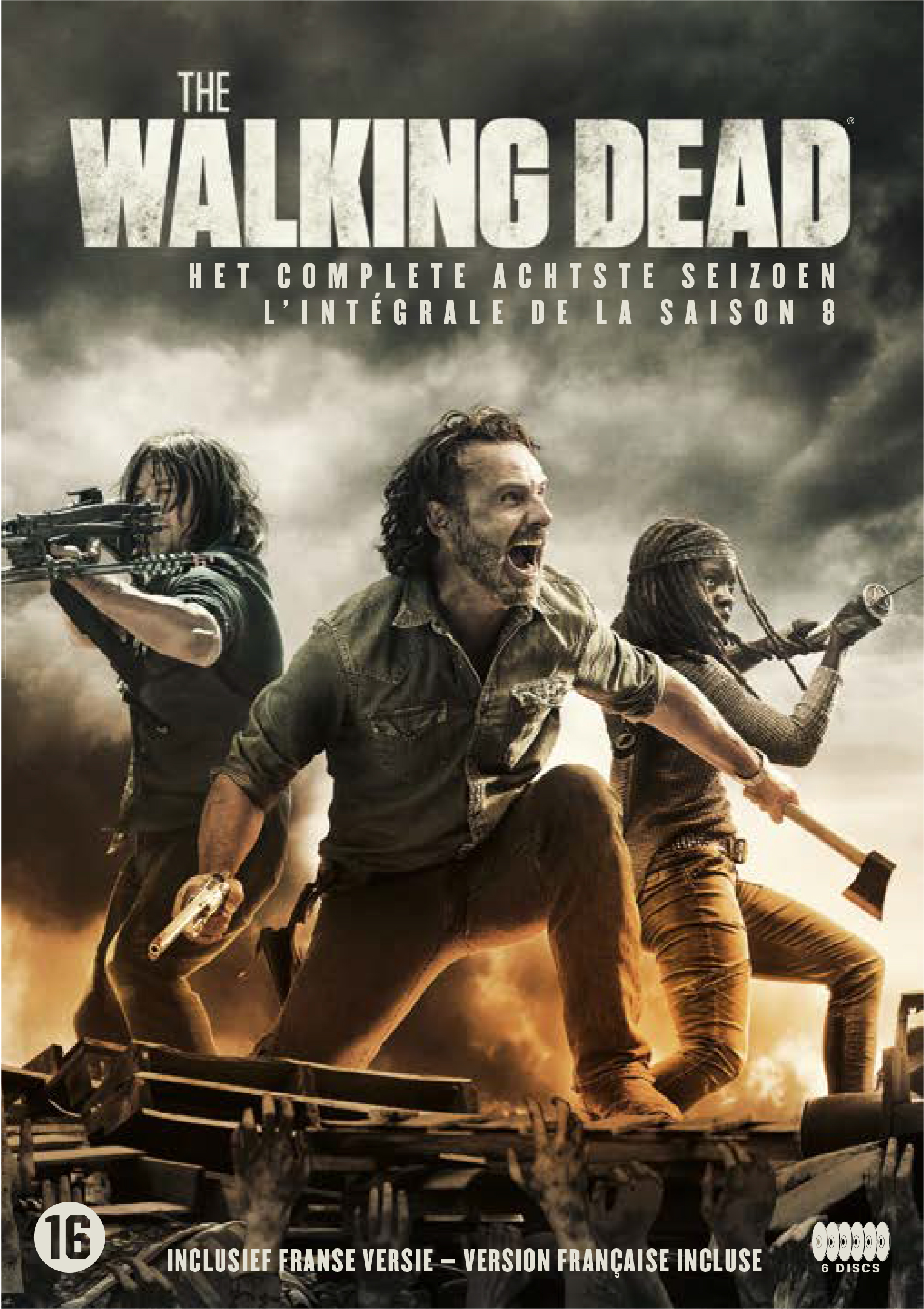 DVD-cover van 'The Walking Dead' seizoen 8. Toont drie personages met wapens, zombiehanden en een bewolkte lucht.
