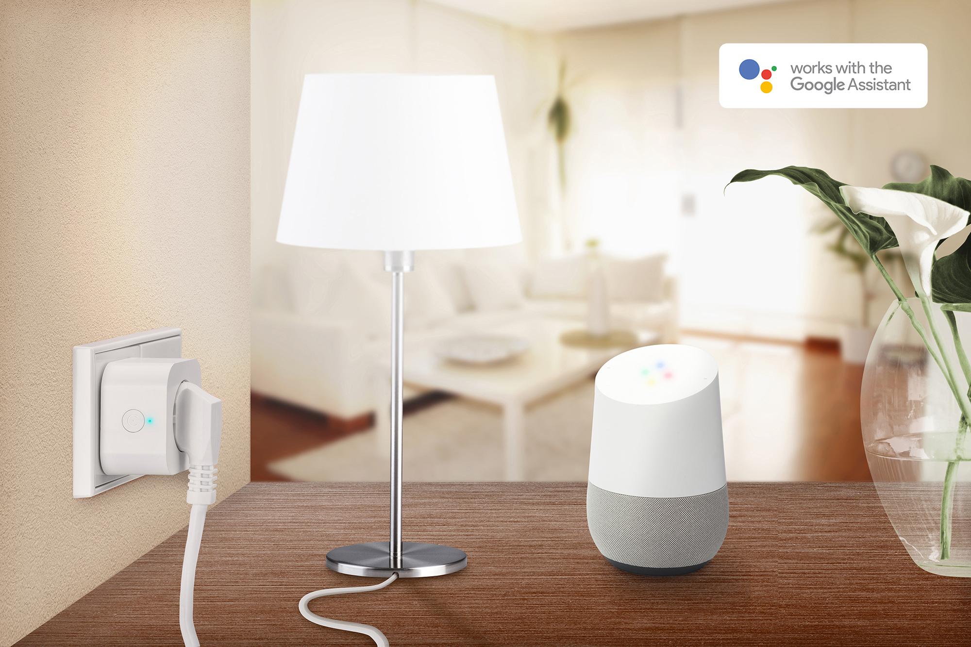 Smart Home Setup: Lampe, Stecker, Smart Speaker und Google Assistant Logo auf Holztisch, unscharfer Hintergrund.
