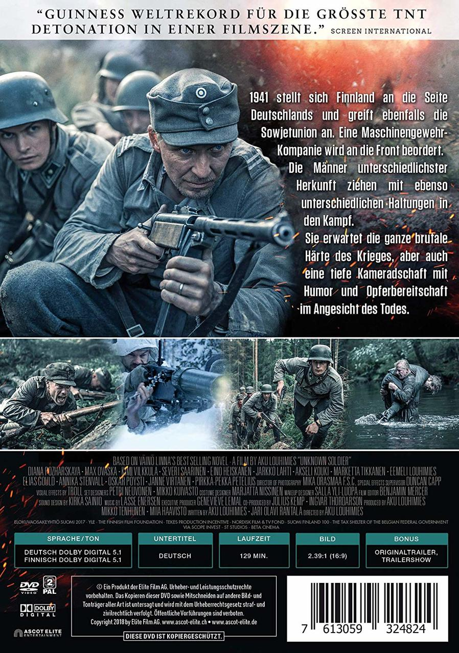 Kriegsfilmszene. Soldaten mit Helmen und Gewehren in einem Wald.