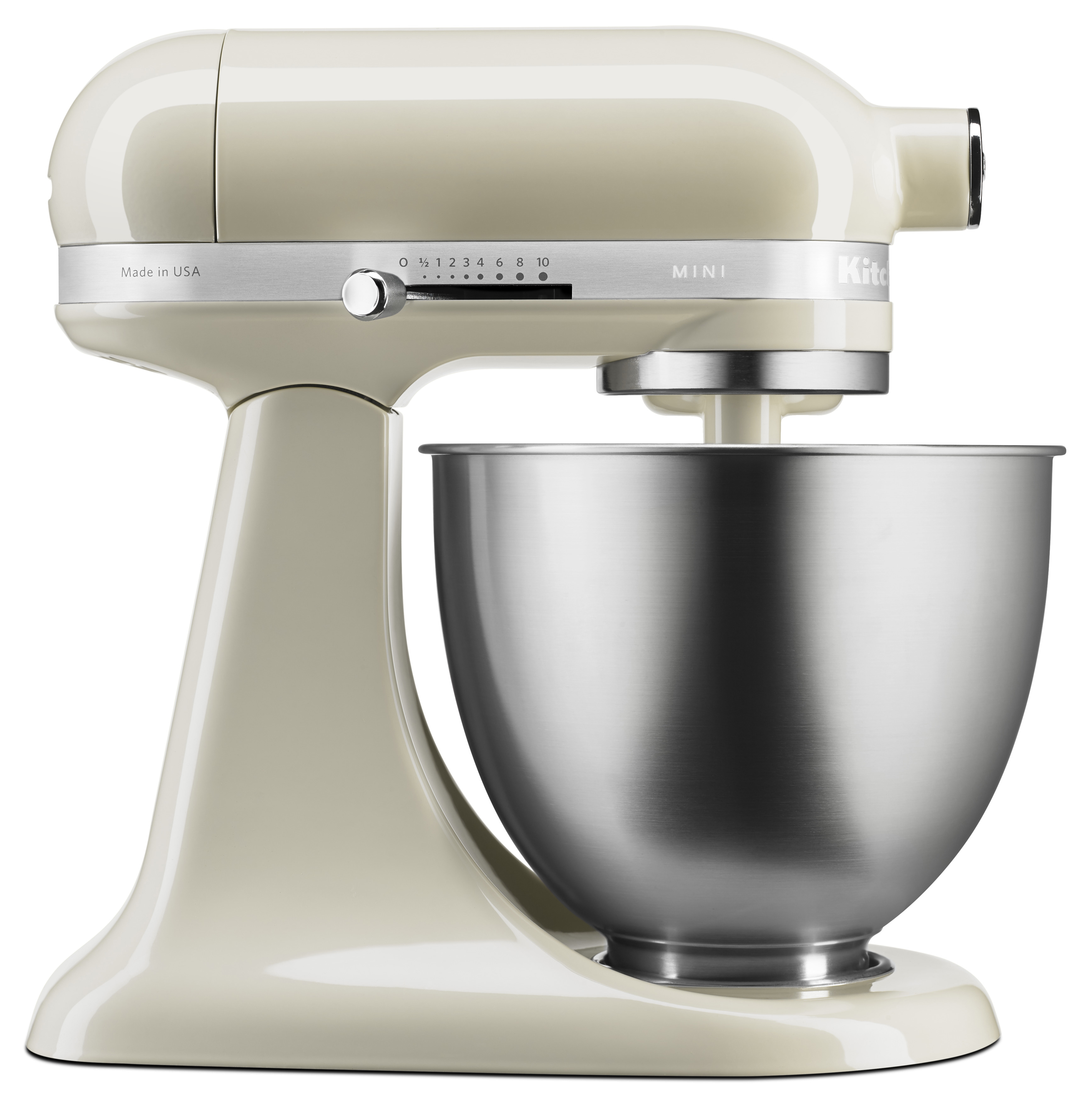 Ein cremefarbener KitchenAid Mini-Küchenmixer mit einer Edelstahlschüssel. Der Mixer steht auf weißem Hintergrund.