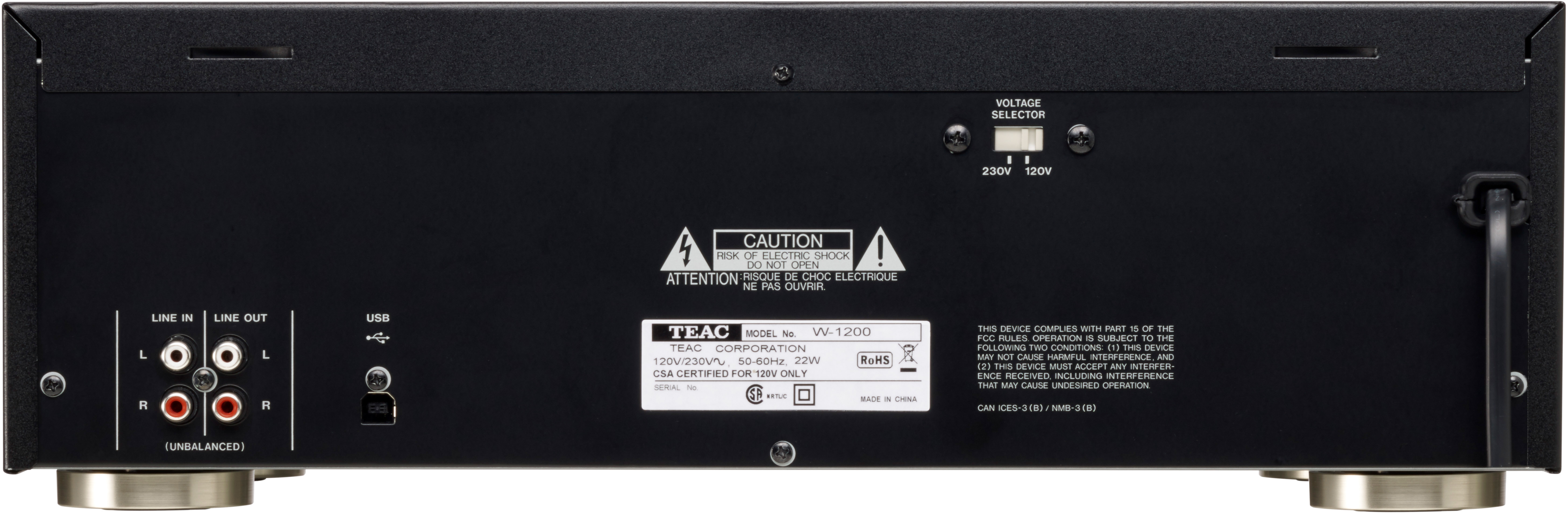Fekete TEAC audio eszköz hátulja különböző portokkal, feszültségválasztóval és figyelmeztető címkékkel. USB port látható.