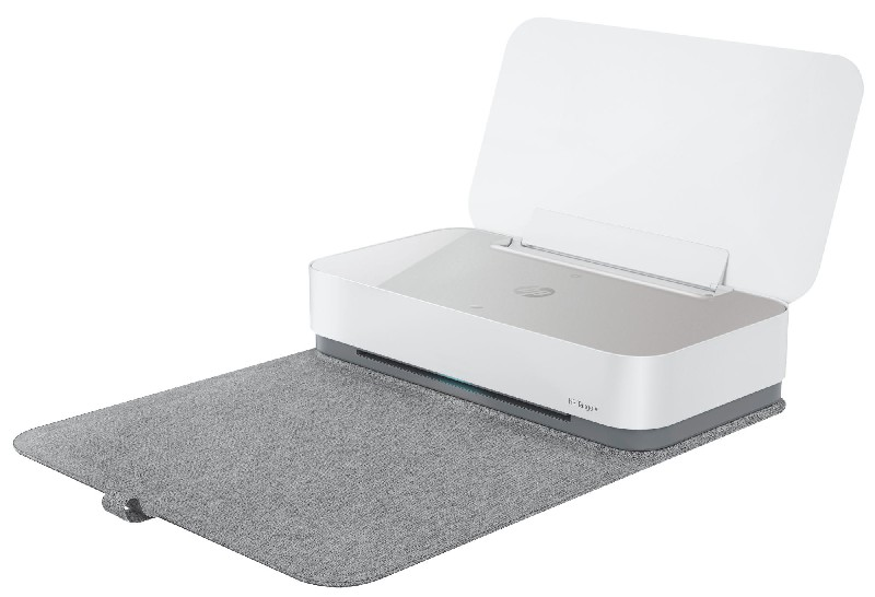 Ein weißer HP-Drucker mit geöffneter Oberseite auf einer grauen Matte.